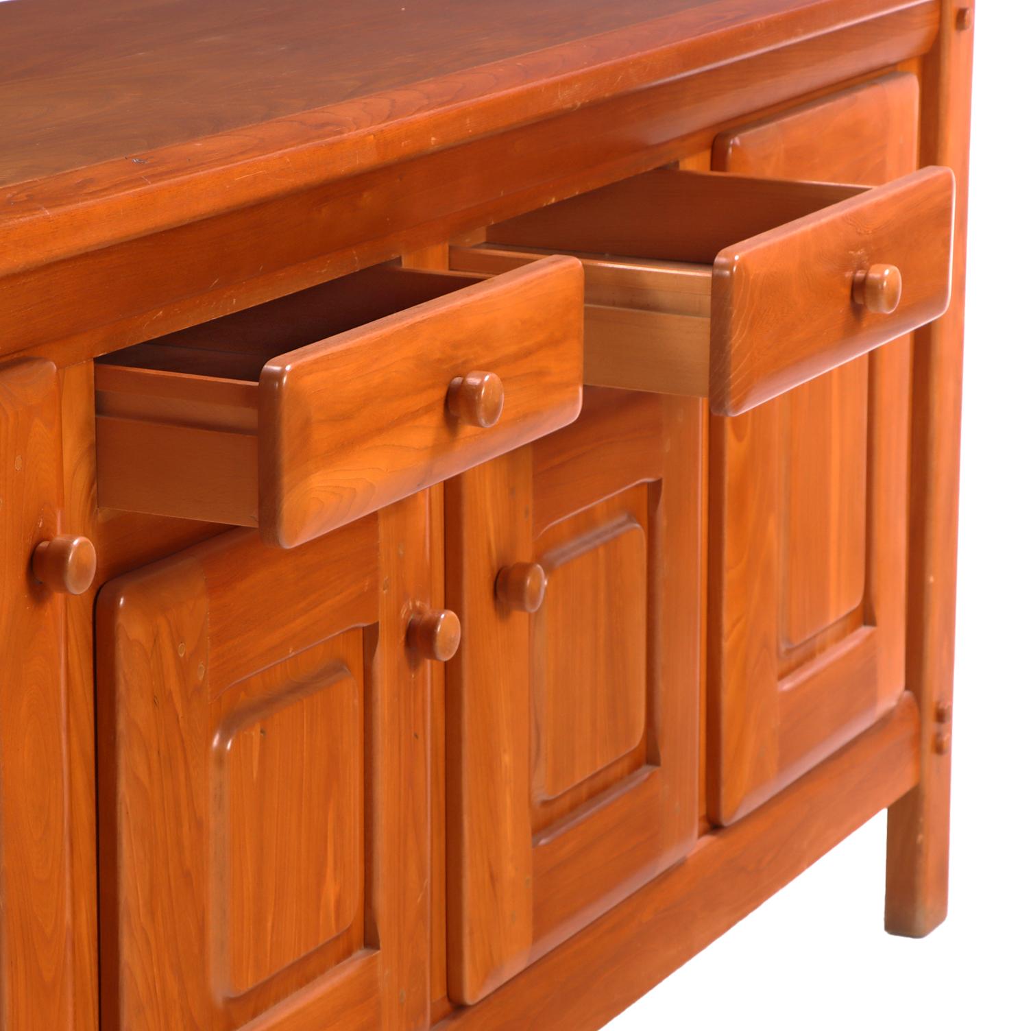 Mid-Century Modern Buffet en orme attribué à la Maison Regain, C. 1960. en vente