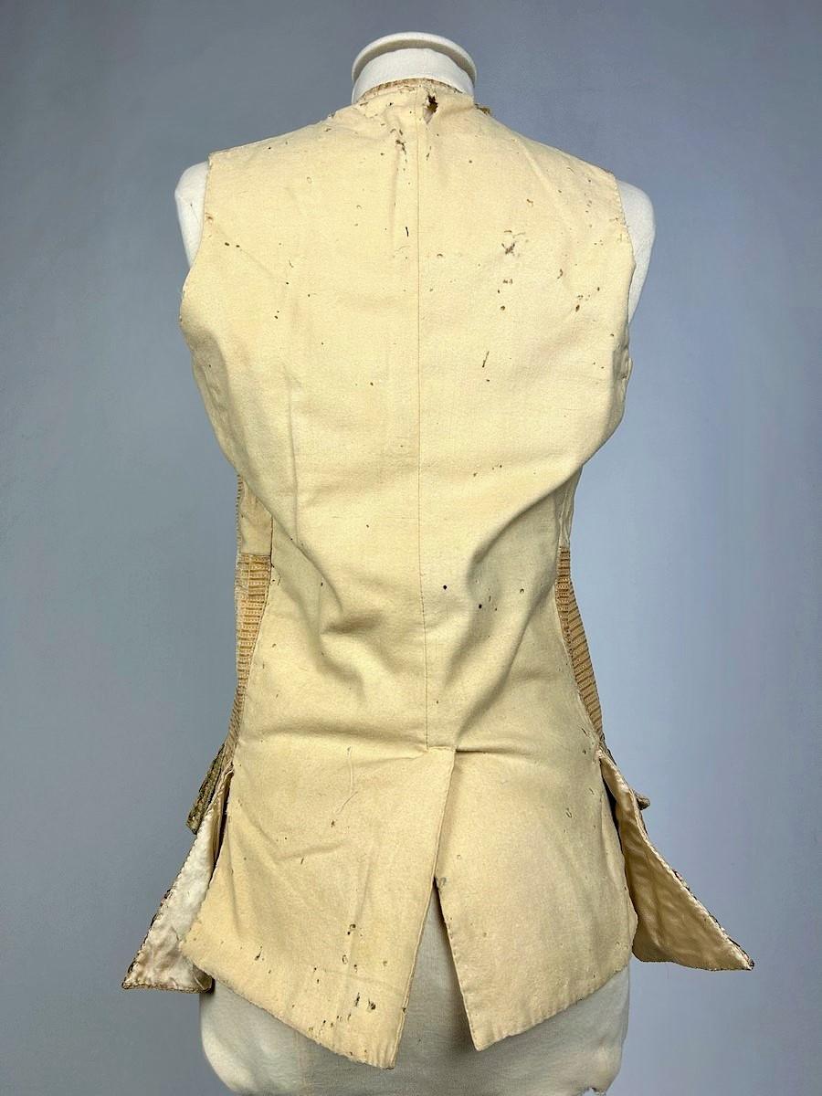 Habit de cour et gilet en velours brodé français vers 1780 11