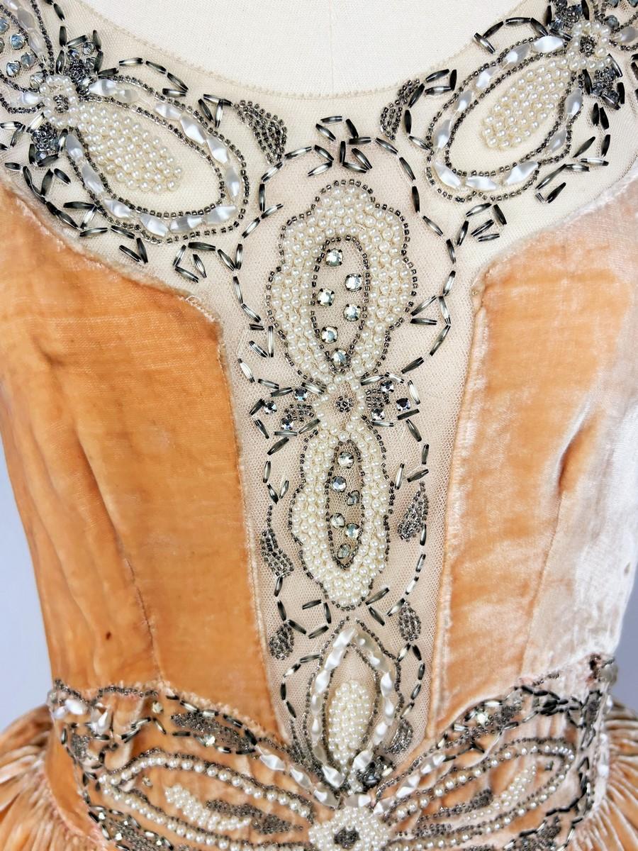 A french embroidered velvet Robe de style by Jeanne Lanvin Couture - A W 1924 6
