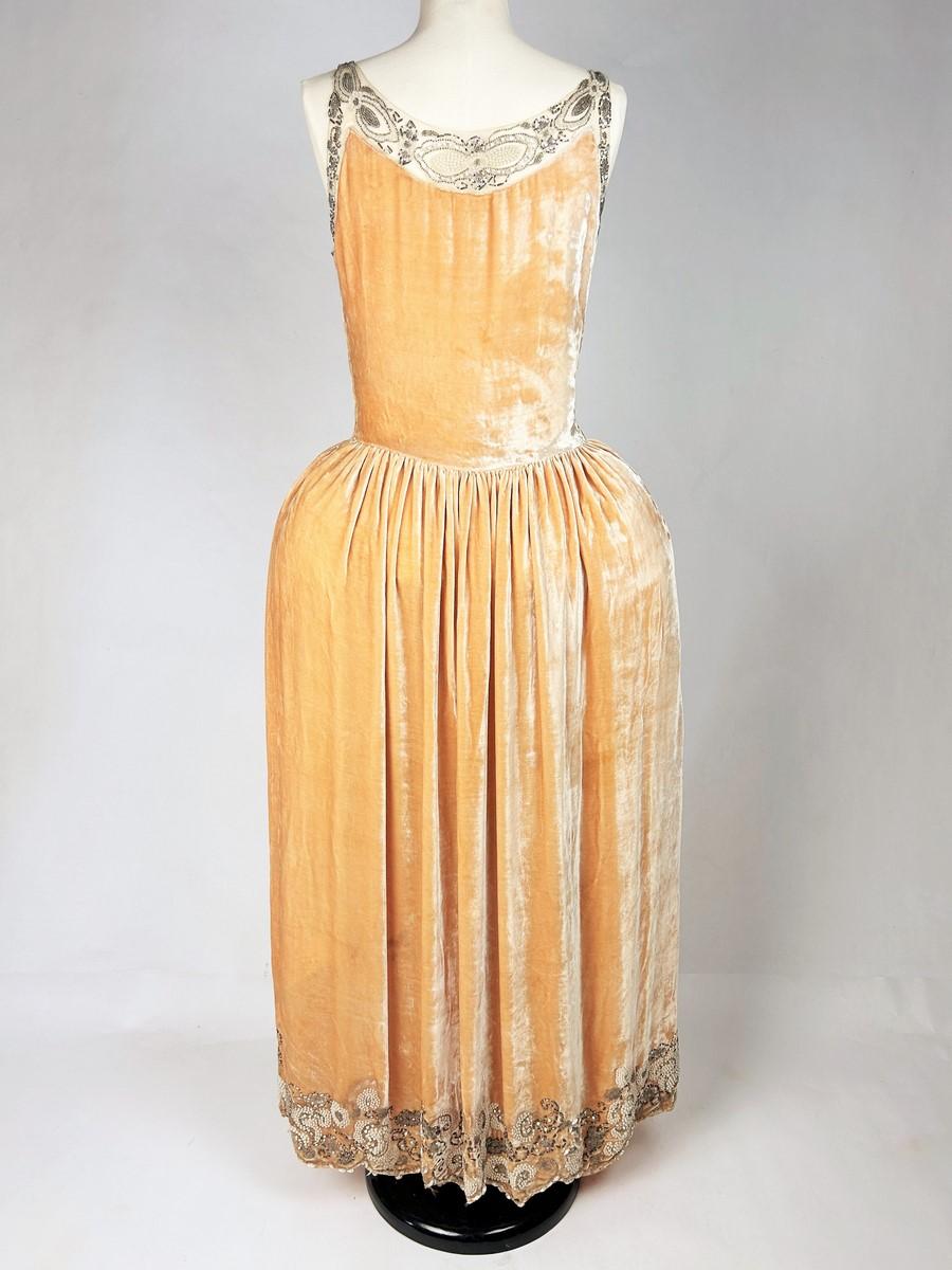 A french embroidered velvet Robe de style by Jeanne Lanvin Couture - A W 1924 8