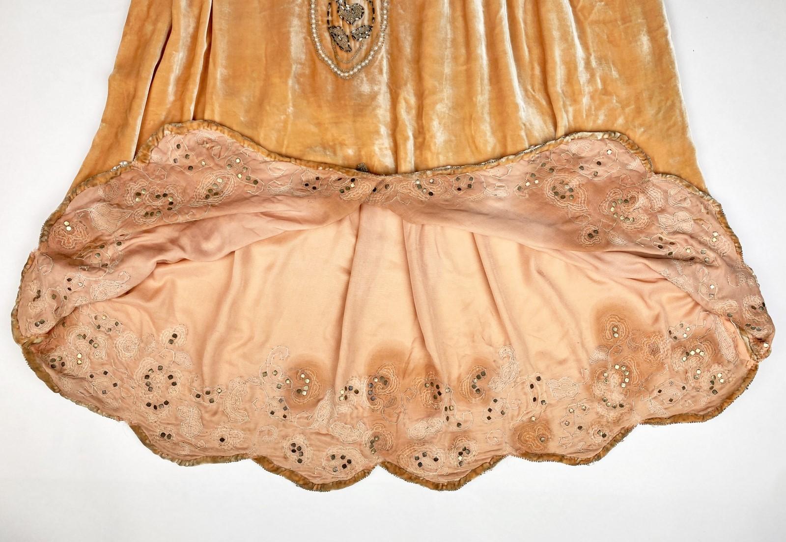 A french embroidered velvet Robe de style by Jeanne Lanvin Couture - A W 1924 13