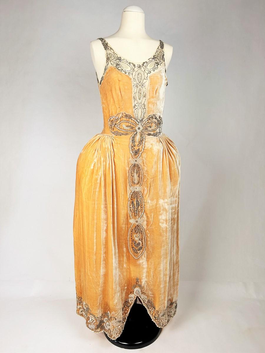 A french embroidered velvet Robe de style by Jeanne Lanvin Couture - A W 1924 4