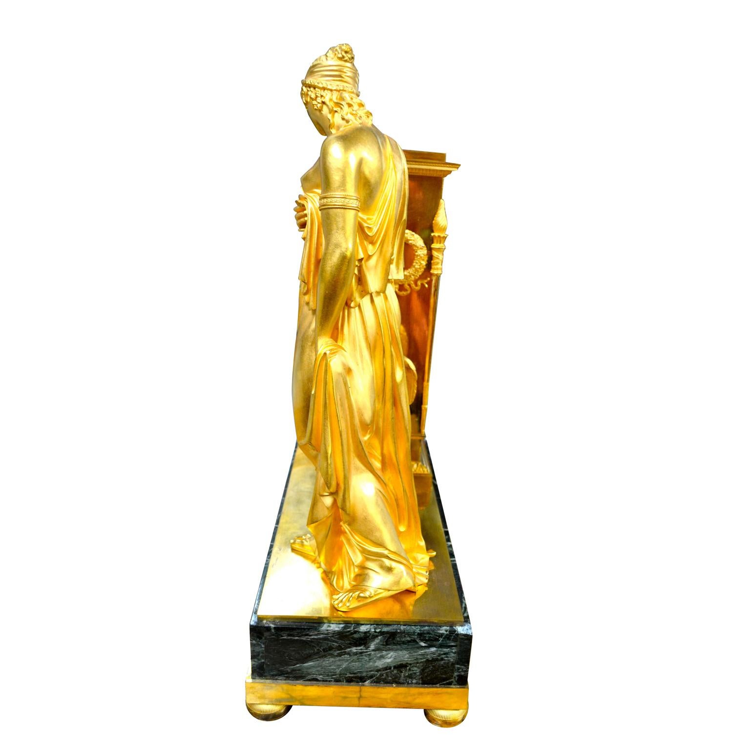 Une importante et rare pendule de cheminée en bronze doré de style Empire français représentant 