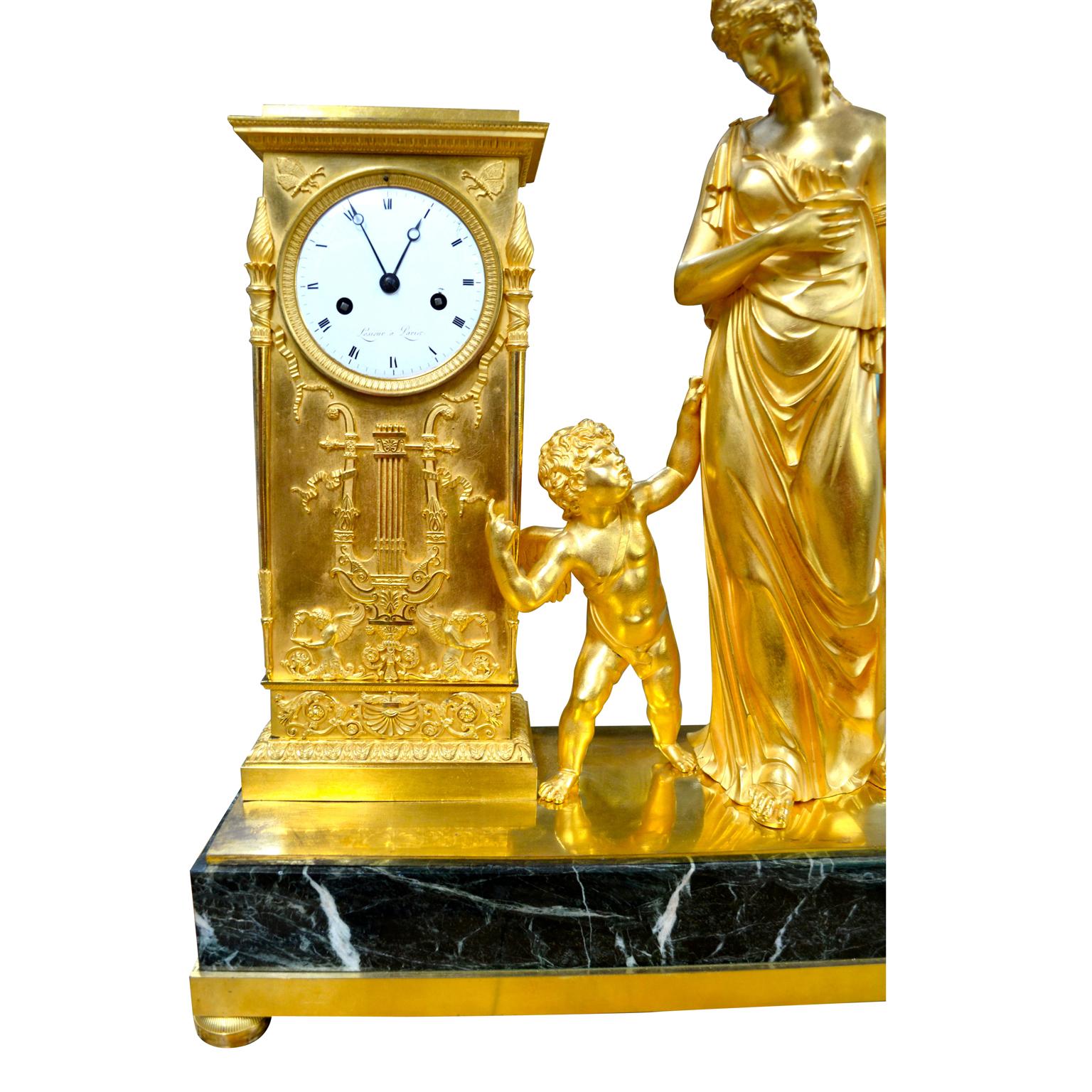 Doré Horloge allégorique de l'Empire français représentant « Vénus guidé par l'amour » par Lesieur en vente