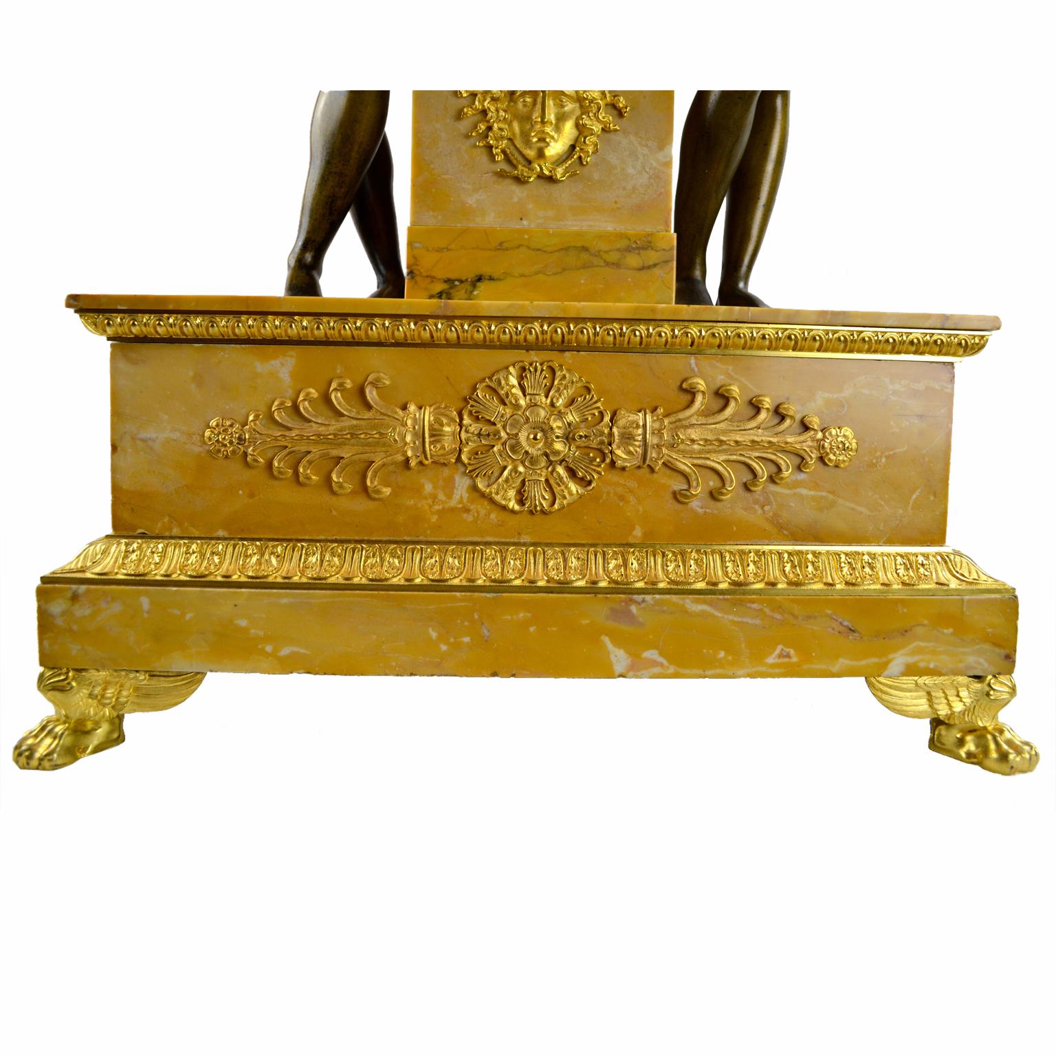 Garniture d'horloge allégorique Empire français de « Psyché Crowning Amor » (amère couronne couronnée) en vente 2