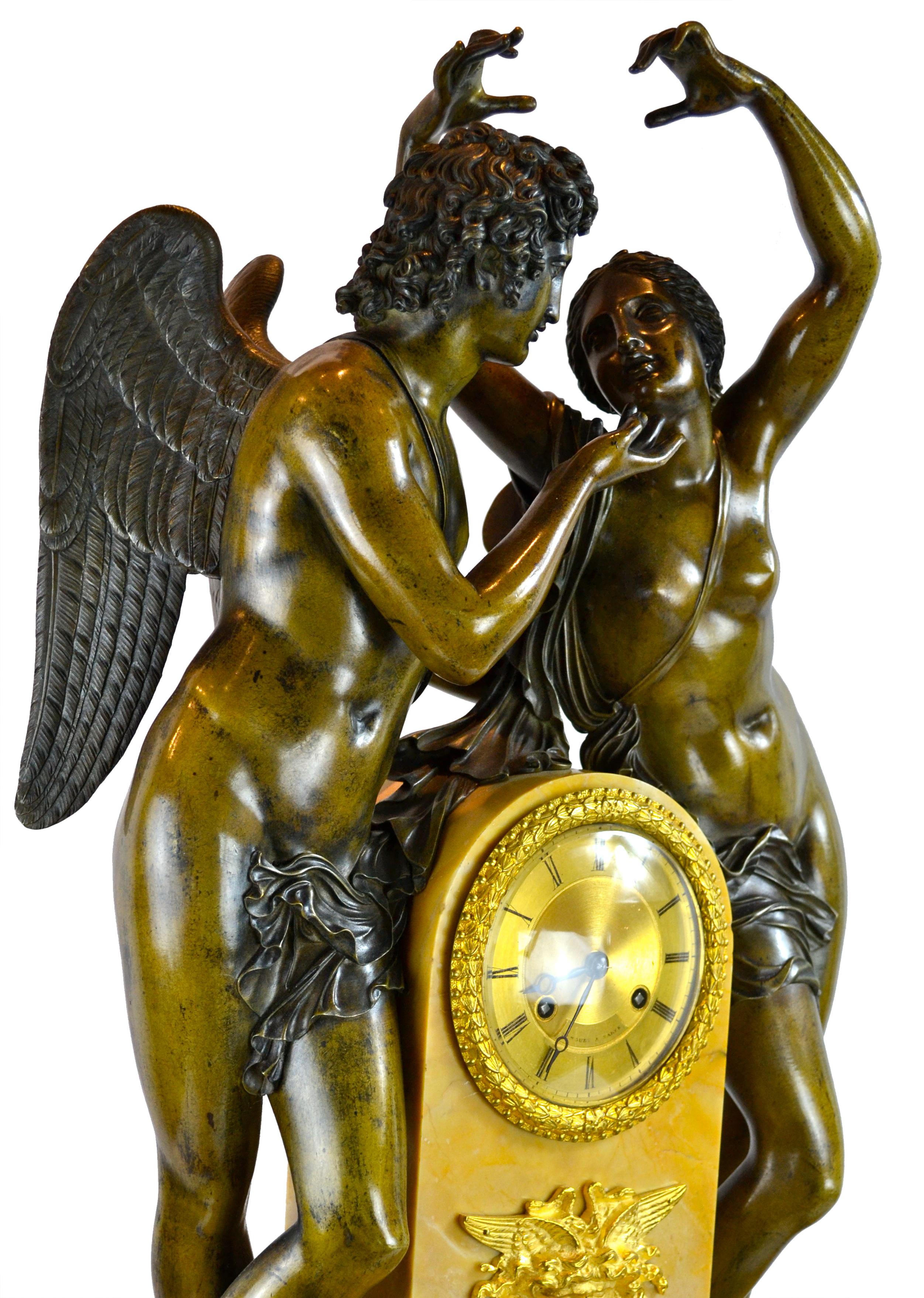 Sculpté à la main Garniture d'horloge allégorique Empire français de « Psyché Crowning Amor » (amère couronne couronnée) en vente
