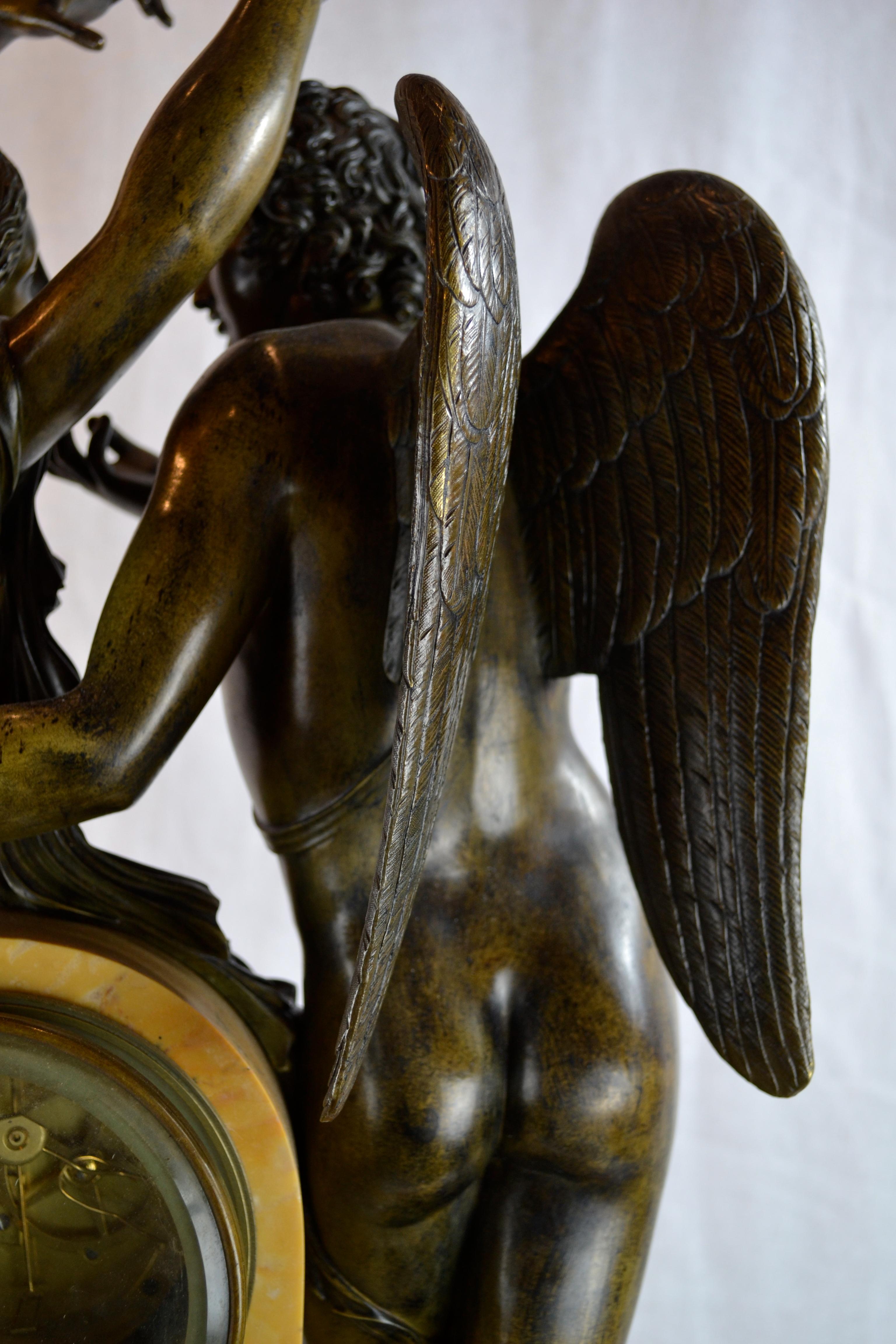 Allegorische französische Empire-Uhrgarnitur „Psyche Crowning Amor“, Französisches Empire (Bronze) im Angebot