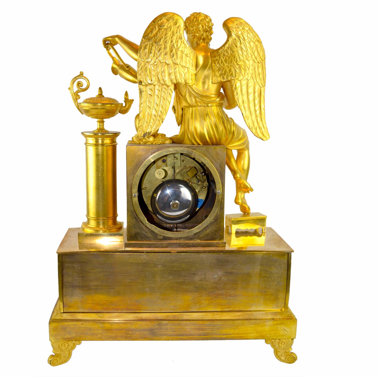 Doré Horloge allégorique de l'Empire français représentant l'amour et le développement de la vie en vente