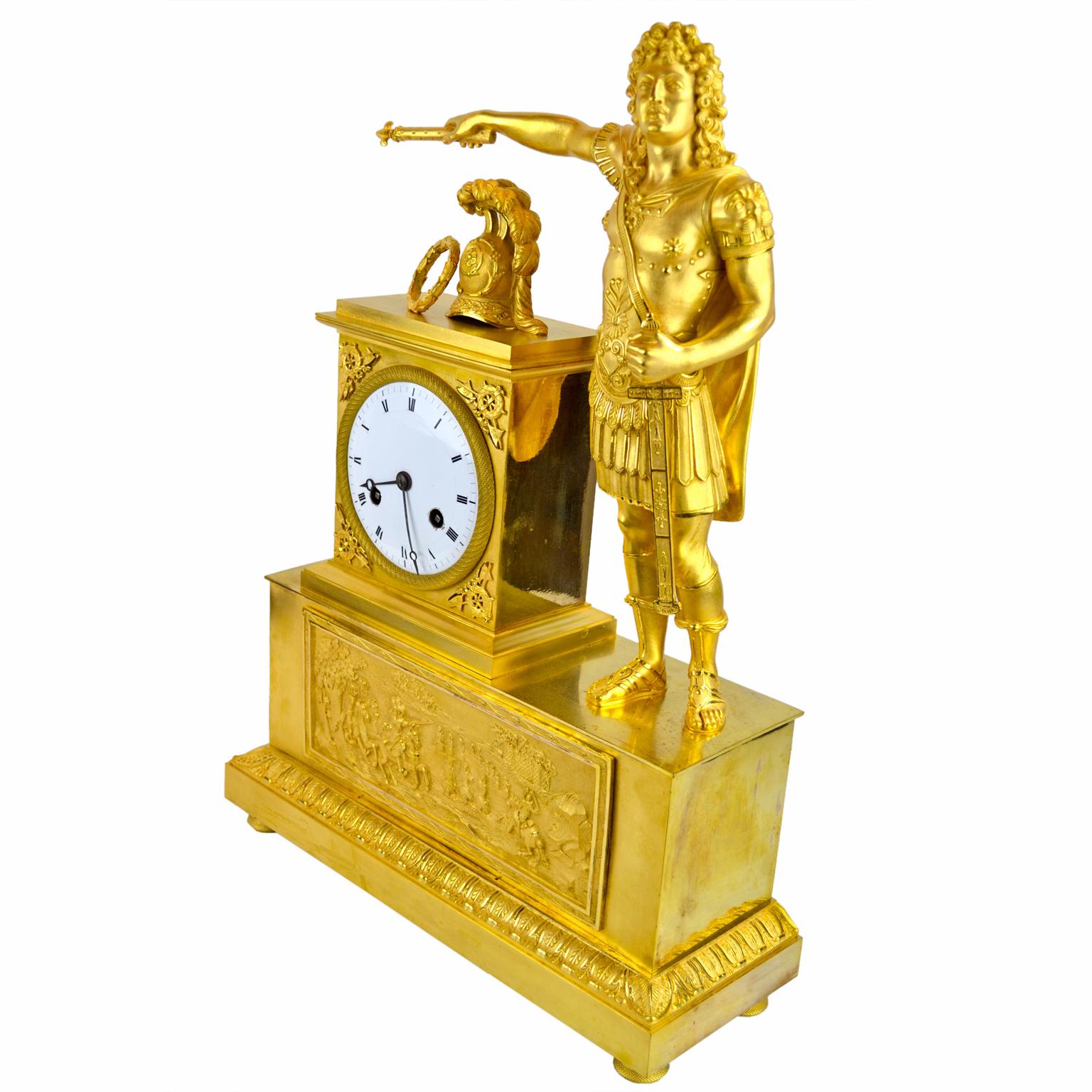Doré Horloge Empire française représentant Louis XVI habillé comme Caesar en vente