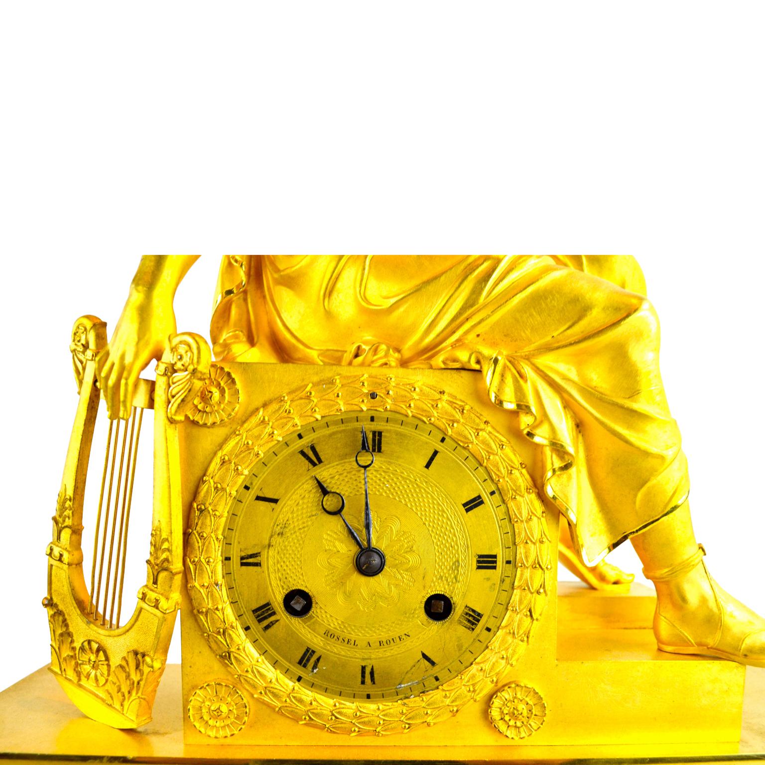 Français Horloge figurative en bronze doré de l'Empire français représentant une jeune fille romaine tenant un rouleau en vente