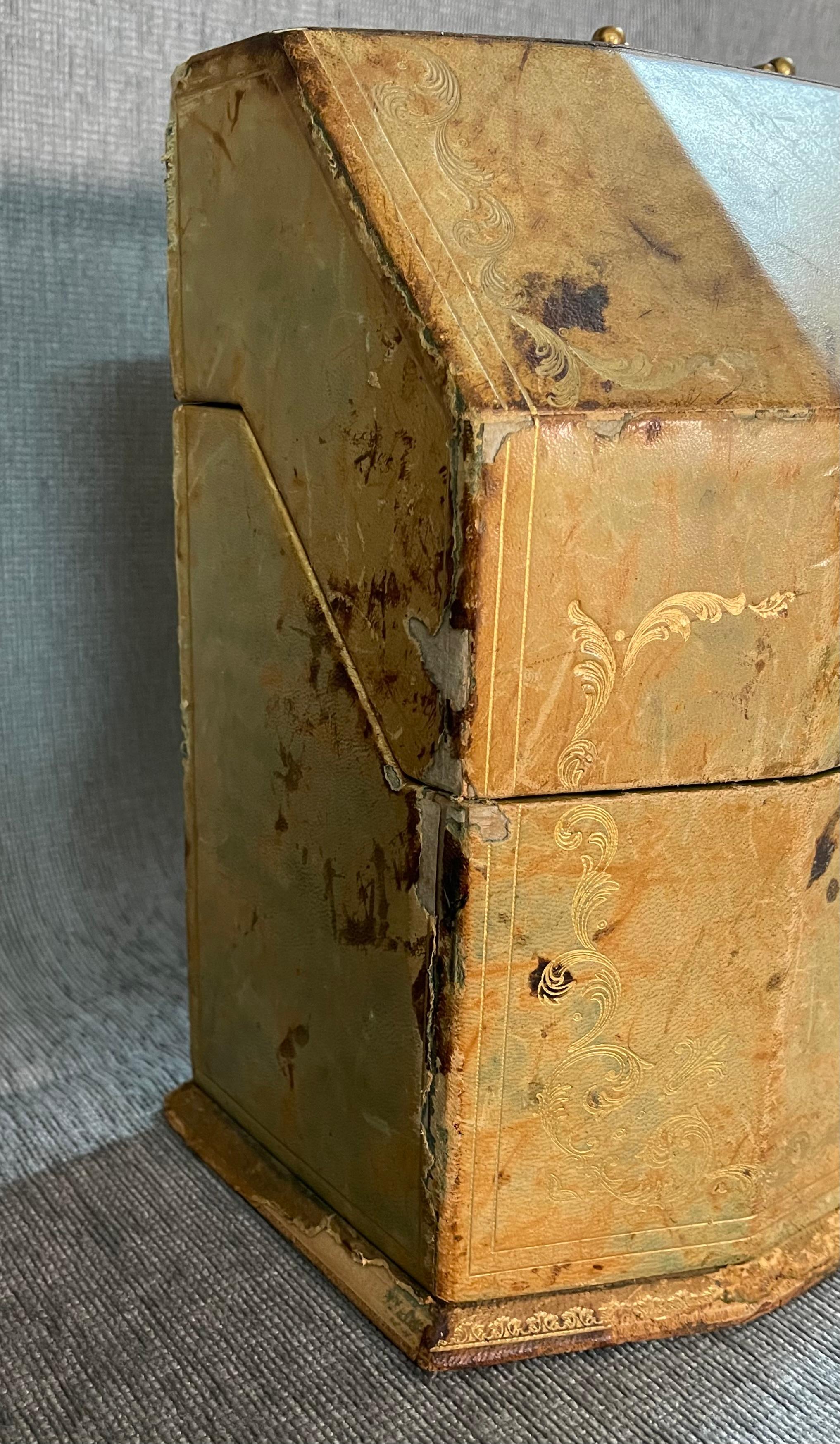 Caja de cuero marroquí dorado imperio francés 
Esta maravillosa caja rectangular está decorada en su totalidad con conjuntos de frisos con motivos de encaje.u2028
En caja de documentos de cuero marroquí con fina decoración dorada labrada, Francia,