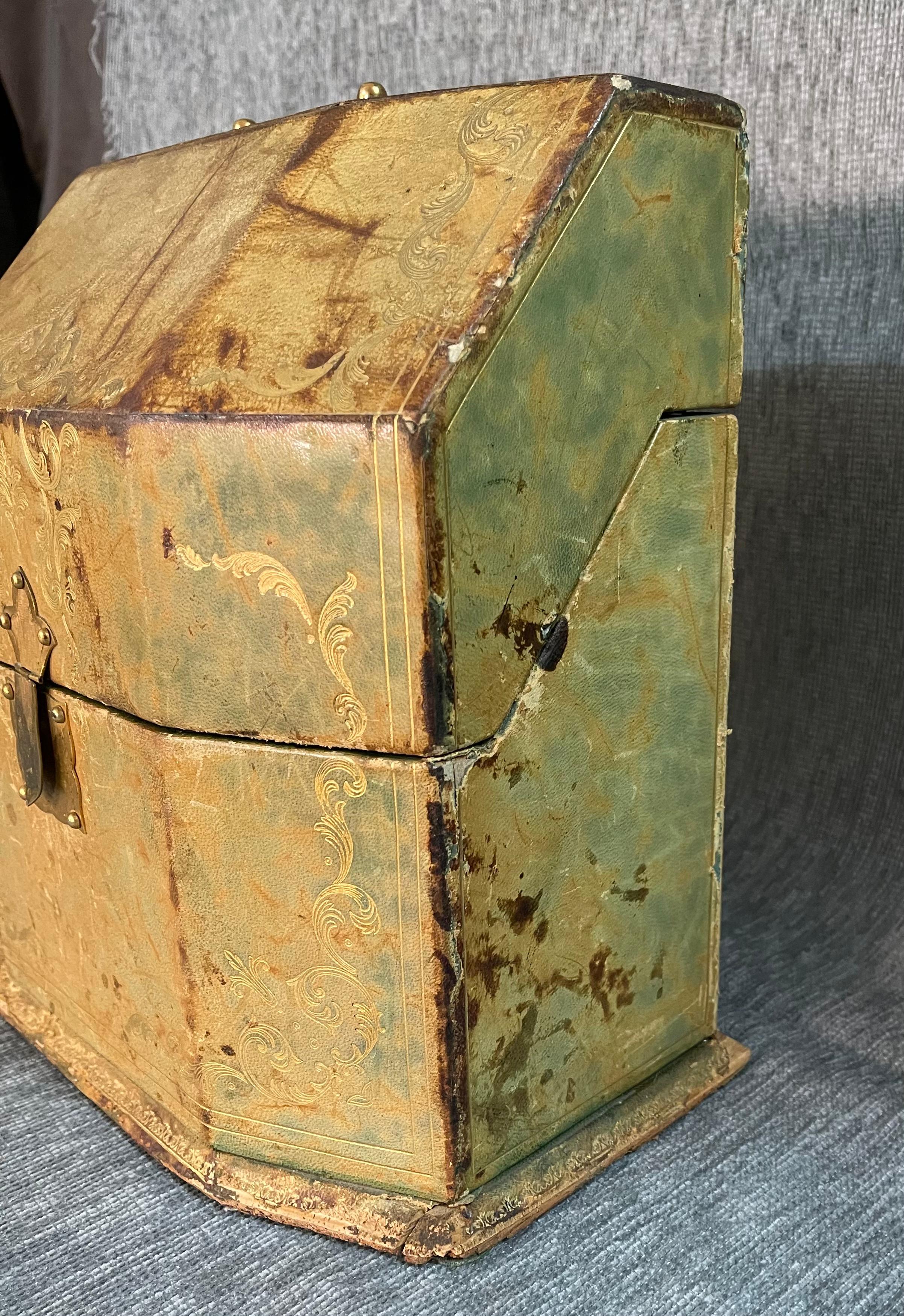 Caja de cuero marroquí dorado imperio francés Francés en venta