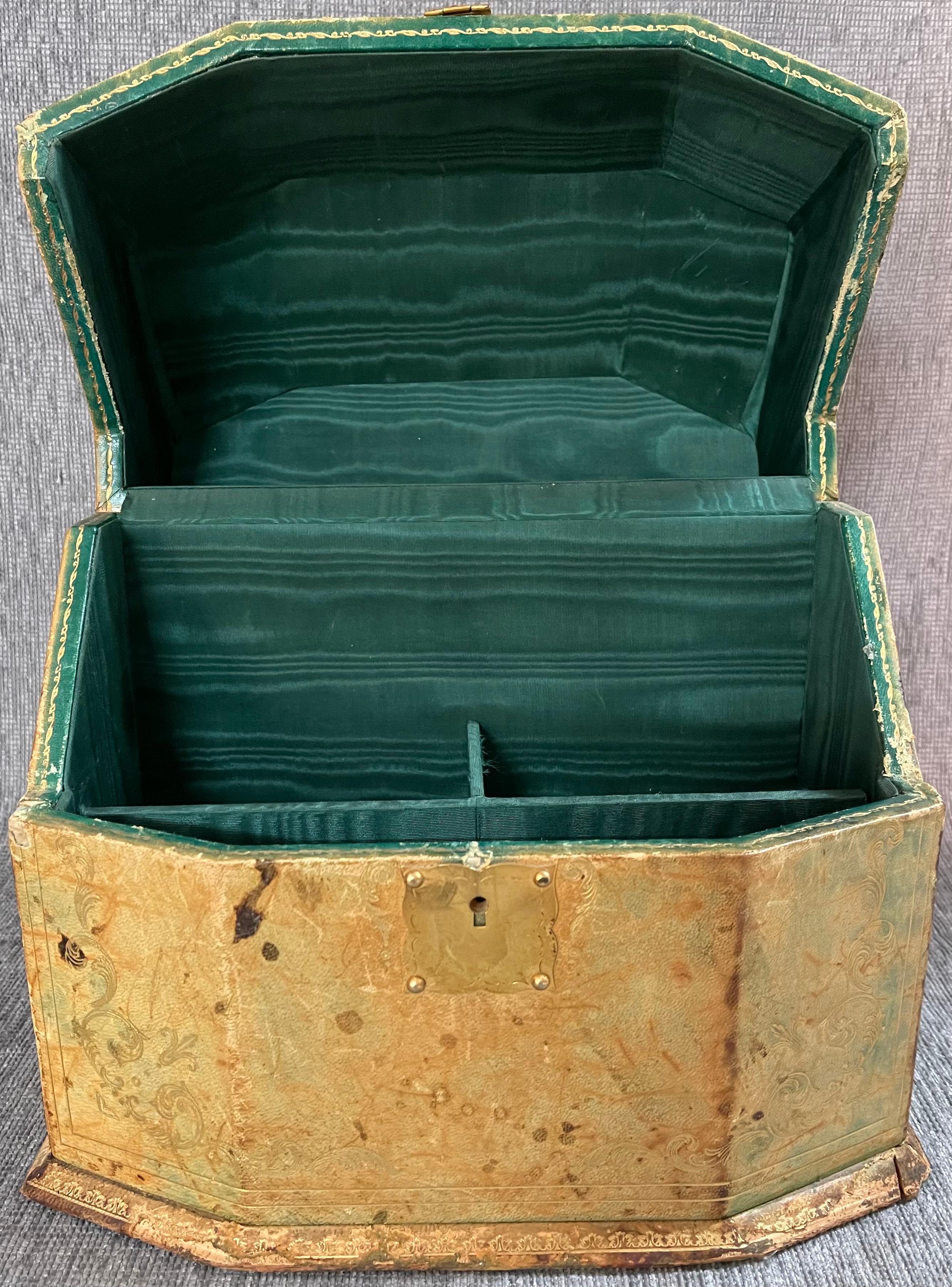 Caja de cuero marroquí dorado imperio francés siglo XIX en venta
