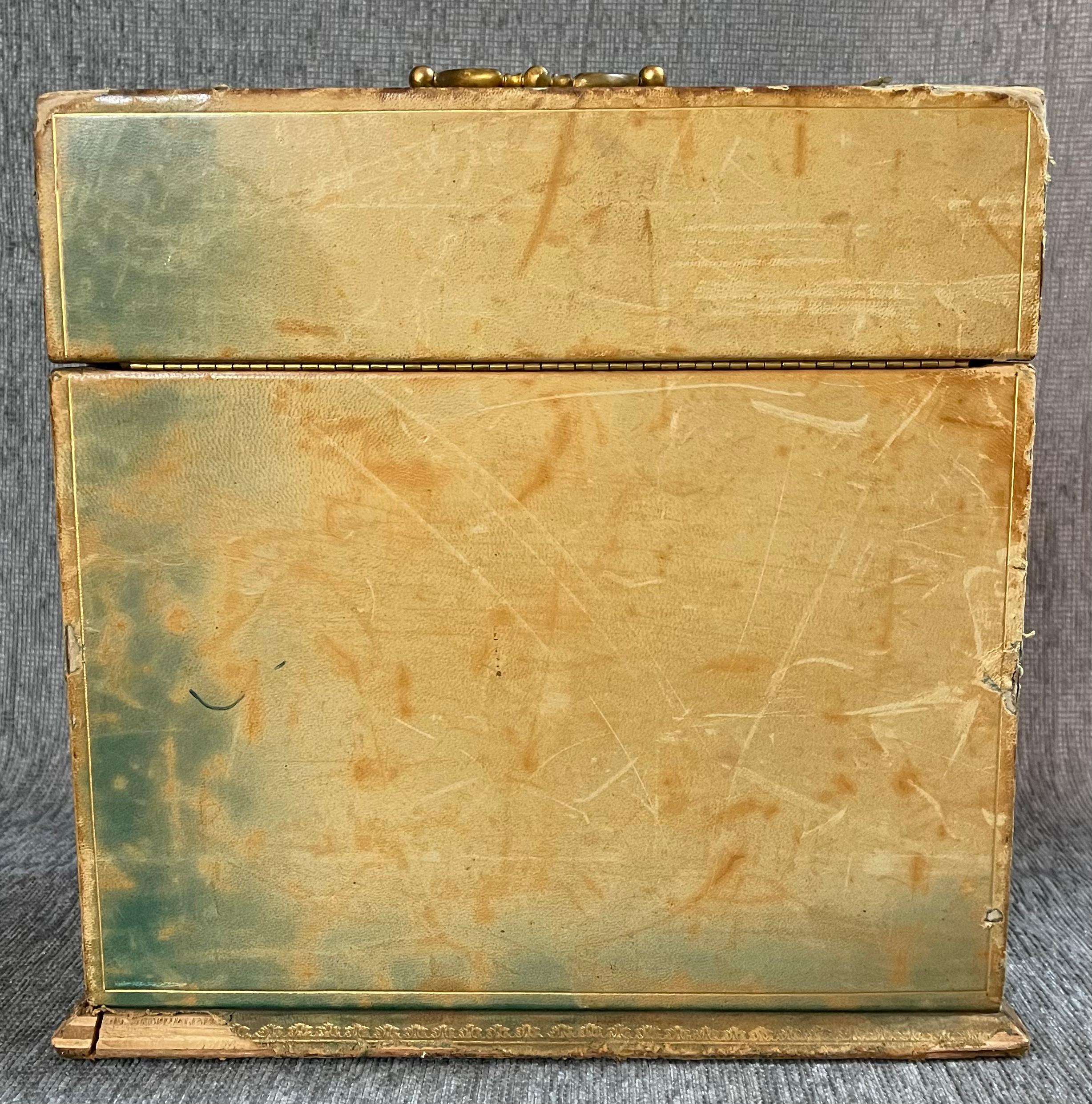 Caja de cuero marroquí dorado imperio francés Cuero en venta
