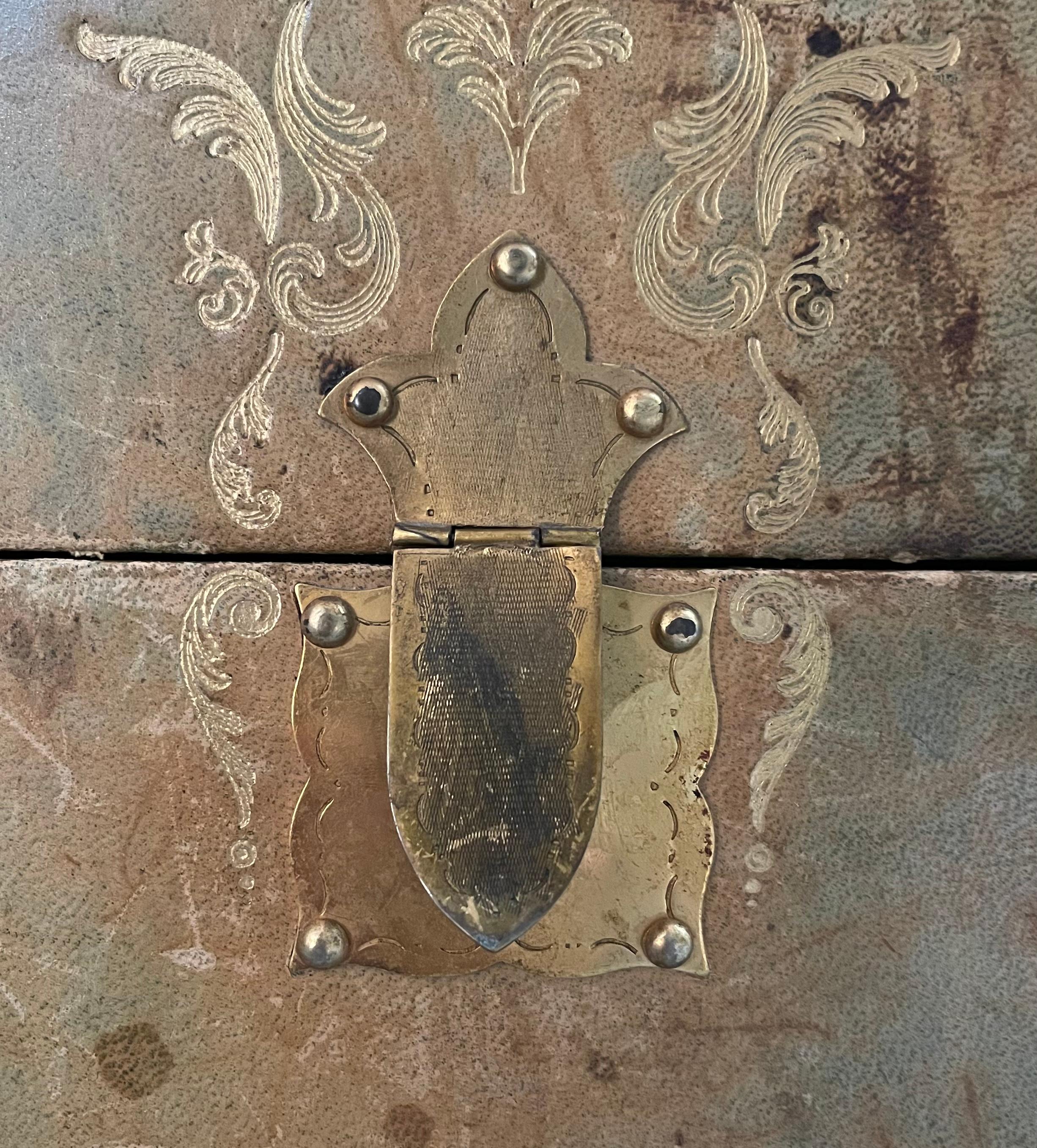 Caja de cuero marroquí dorado imperio francés en venta 1
