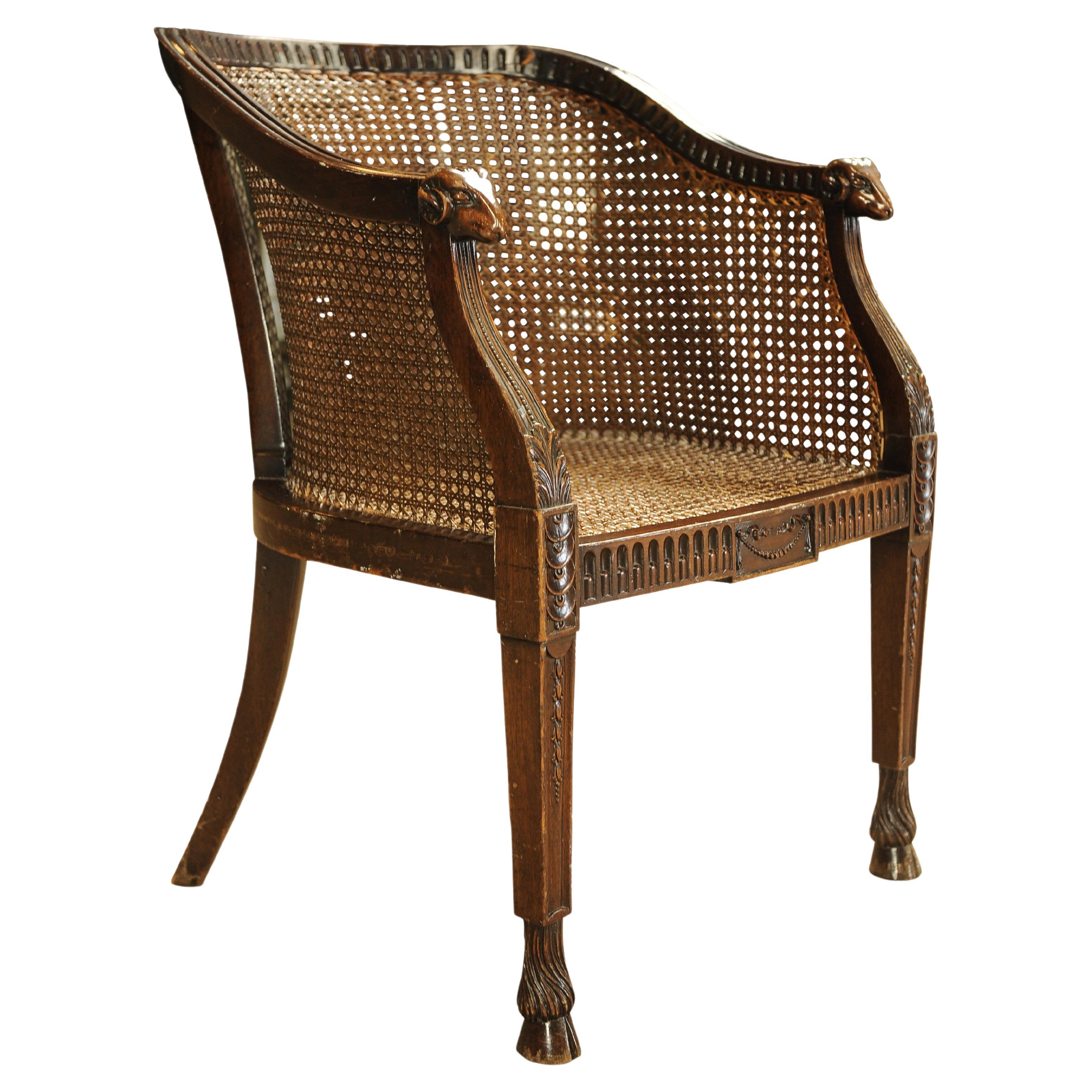 Poltrona con struttura in mogano e bergere di Georges Berger, con pedi a testa di ariete, gambe affusolate e piedi a zoccolo. 

Dimensioni extra 
Altezza della seduta 41 cm
Larghezza del sedile 58 cm
Profondità della seduta 47 cm
Altezza fino alla