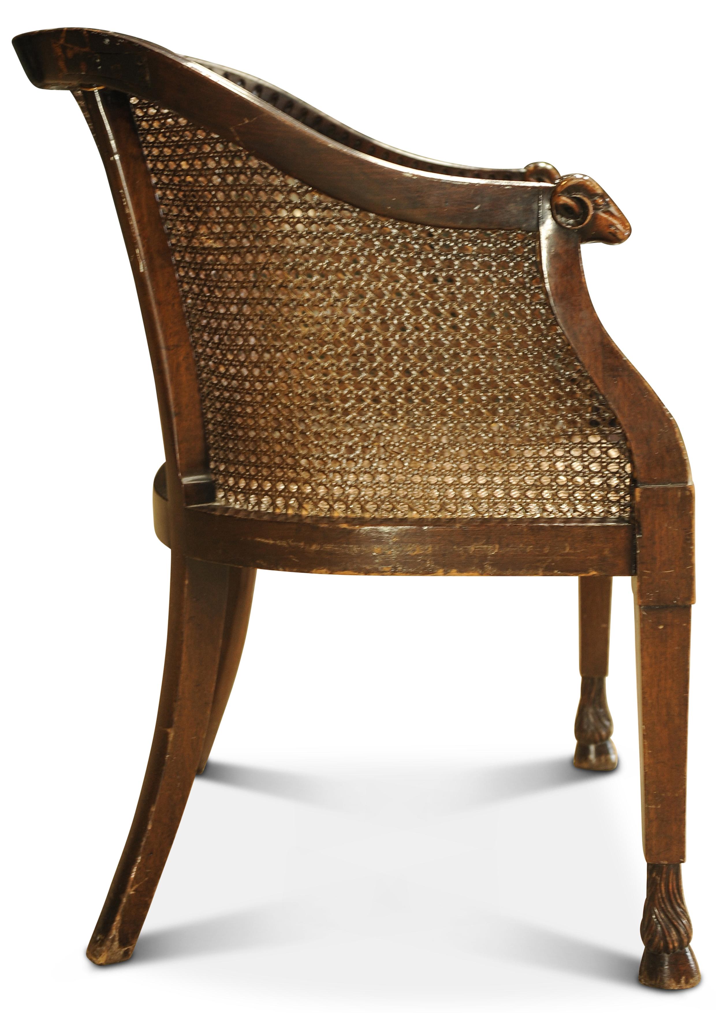 Vimini Poltrona Cane Bergere con struttura in mogano francese Impero con terminale a testa di ariete in vendita