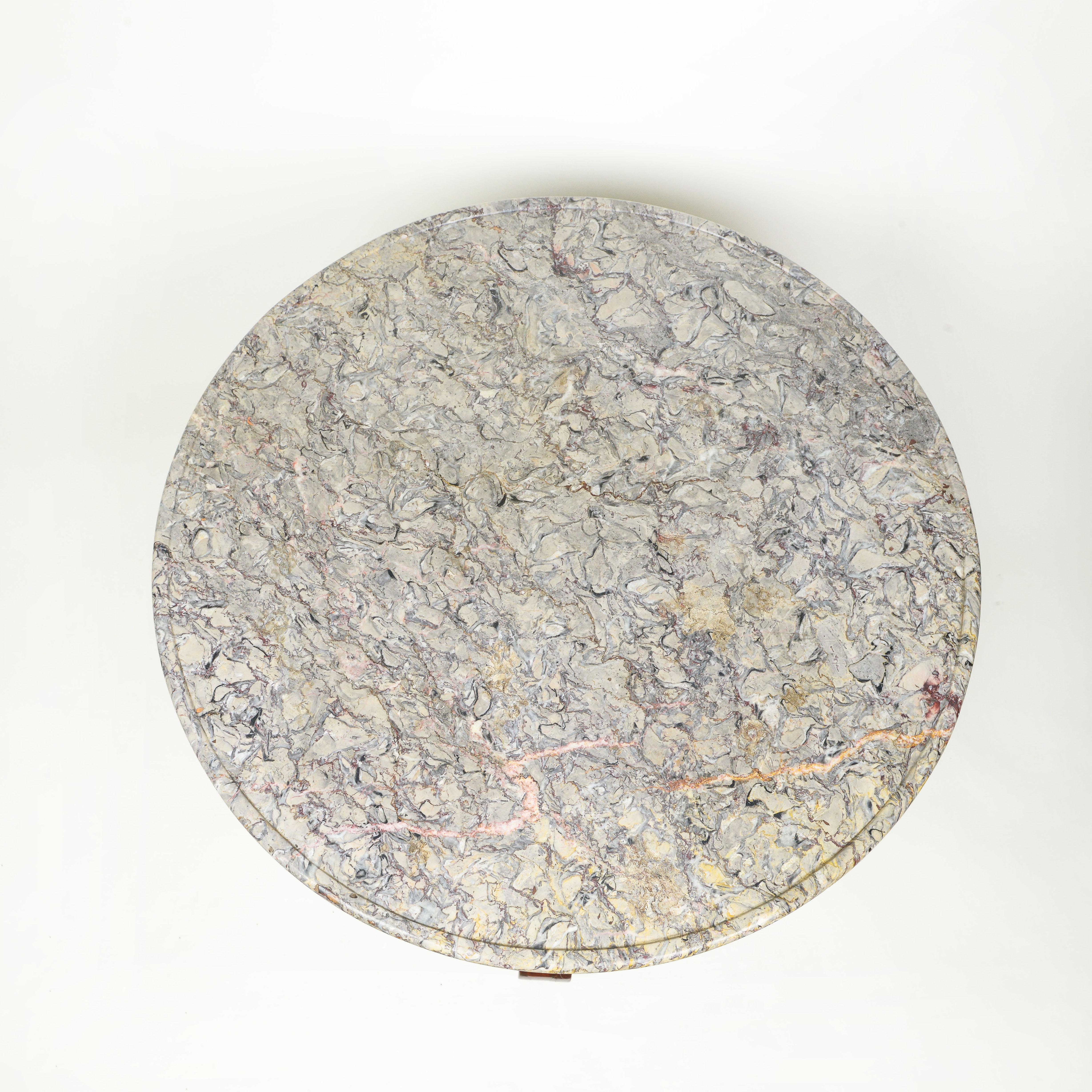 Gueridon aus französischem Empire-Mahagoni mit einer grauen Marmorplatte im Zustand „Gut“ im Angebot in New York, NY
