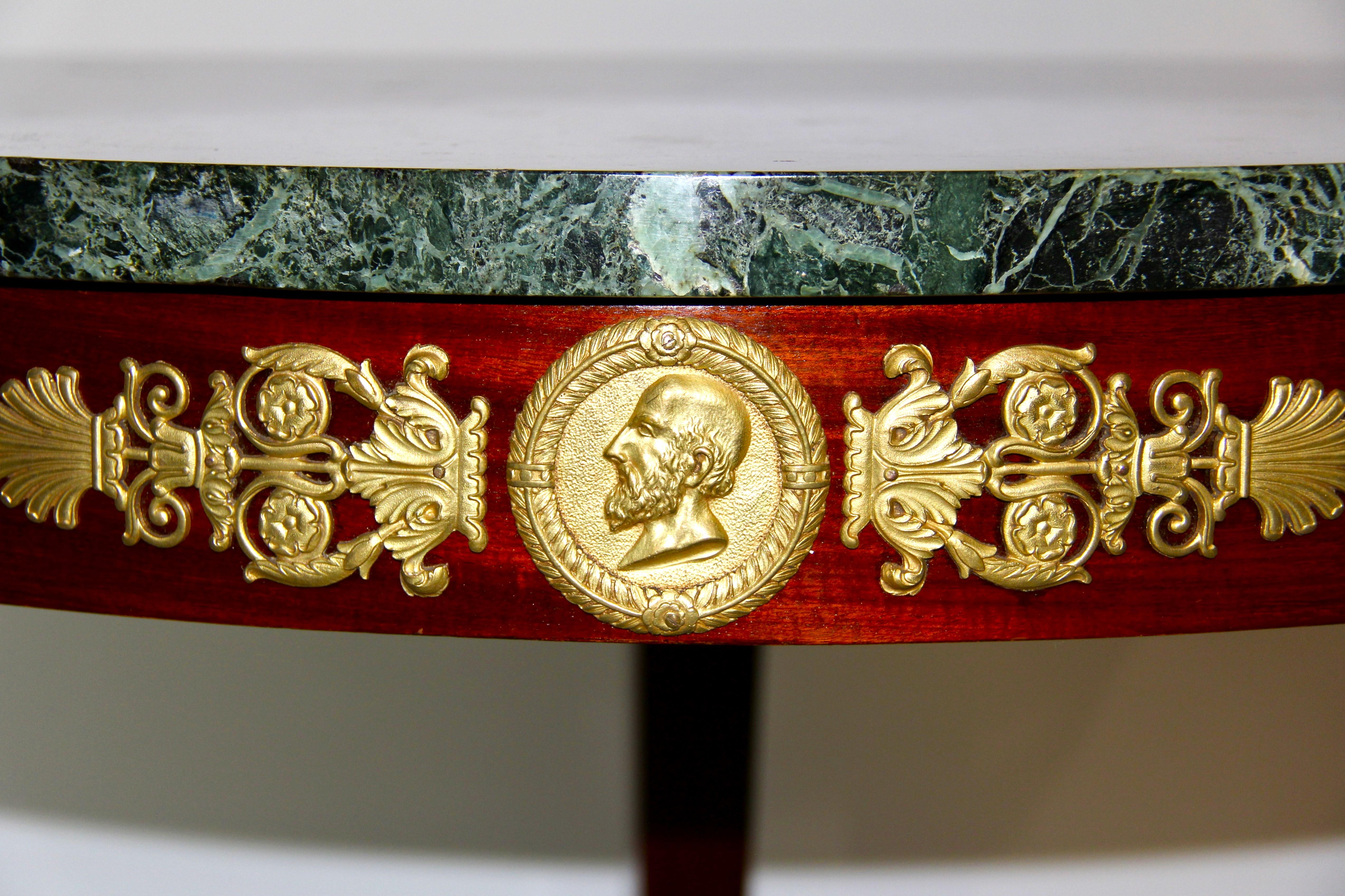 Mesa Guéridon/centro con tapa de mármol verde, montada en ormolu, de estilo Imperio francés en venta 3