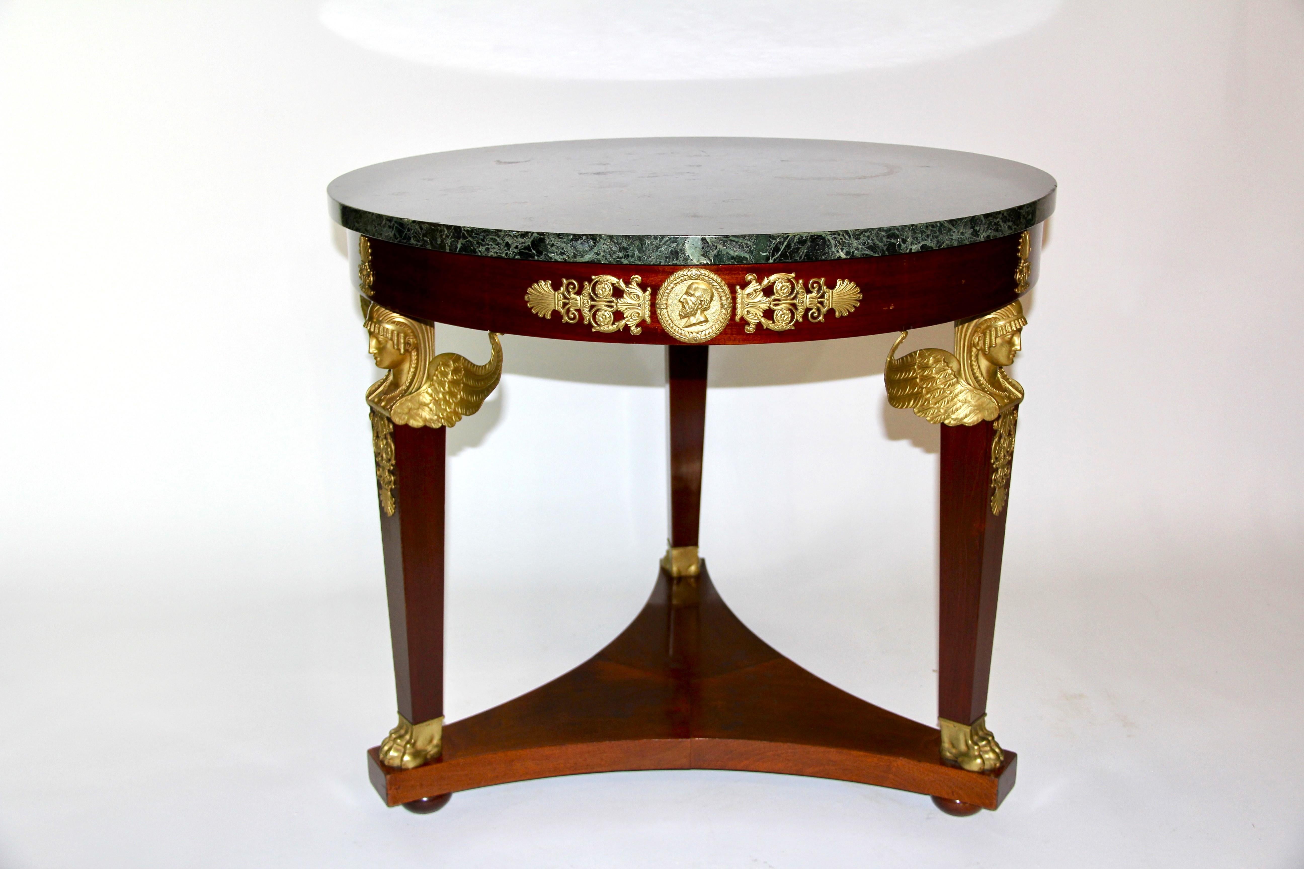 Mesa Guéridon/centro con tapa de mármol verde, montada en ormolu, de estilo Imperio francés en venta 4
