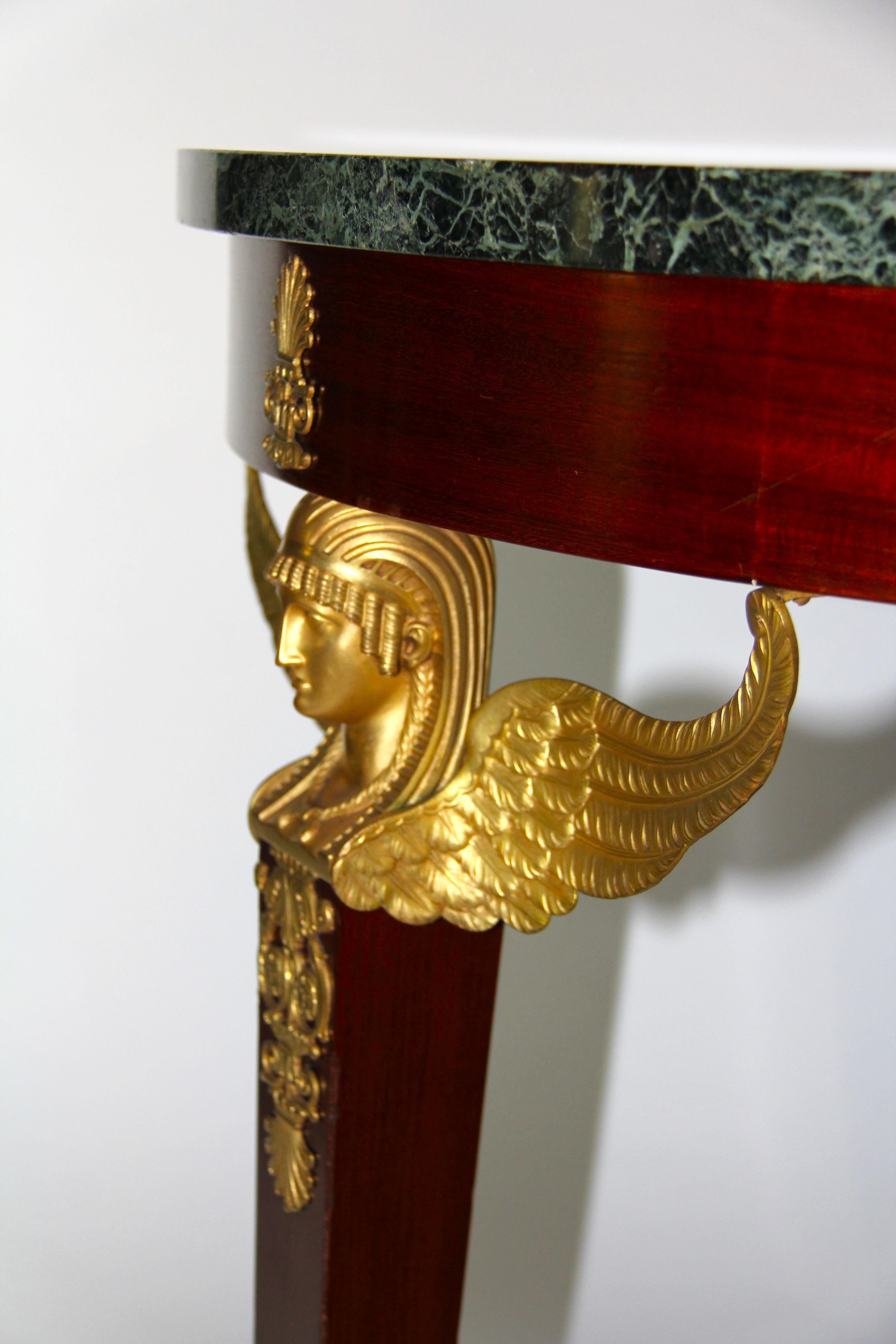 Mesa Guéridon/centro con tapa de mármol verde, montada en ormolu, de estilo Imperio francés en venta 5