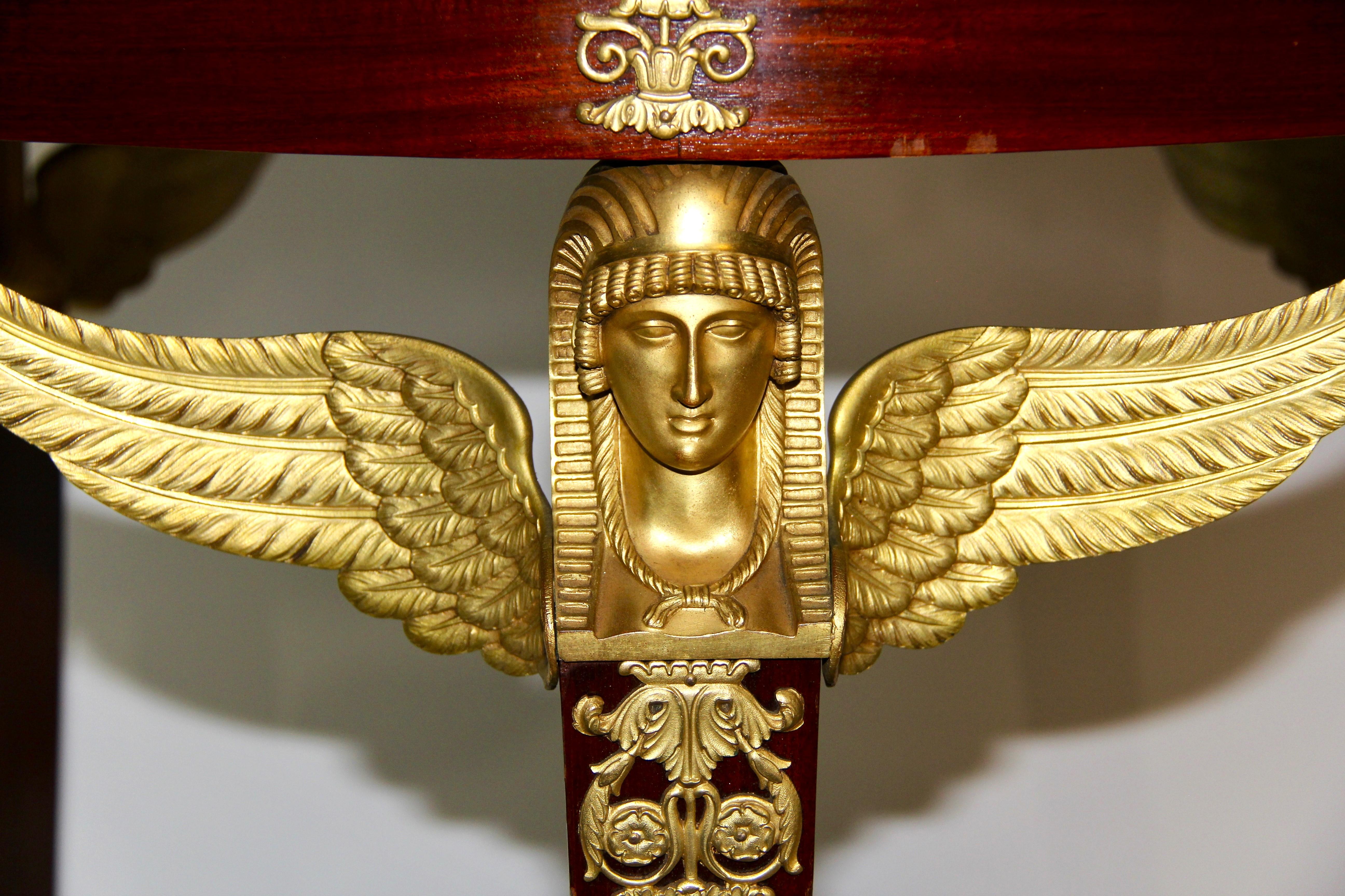 Mesa Guéridon/centro con tapa de mármol verde, montada en ormolu, de estilo Imperio francés Francés en venta