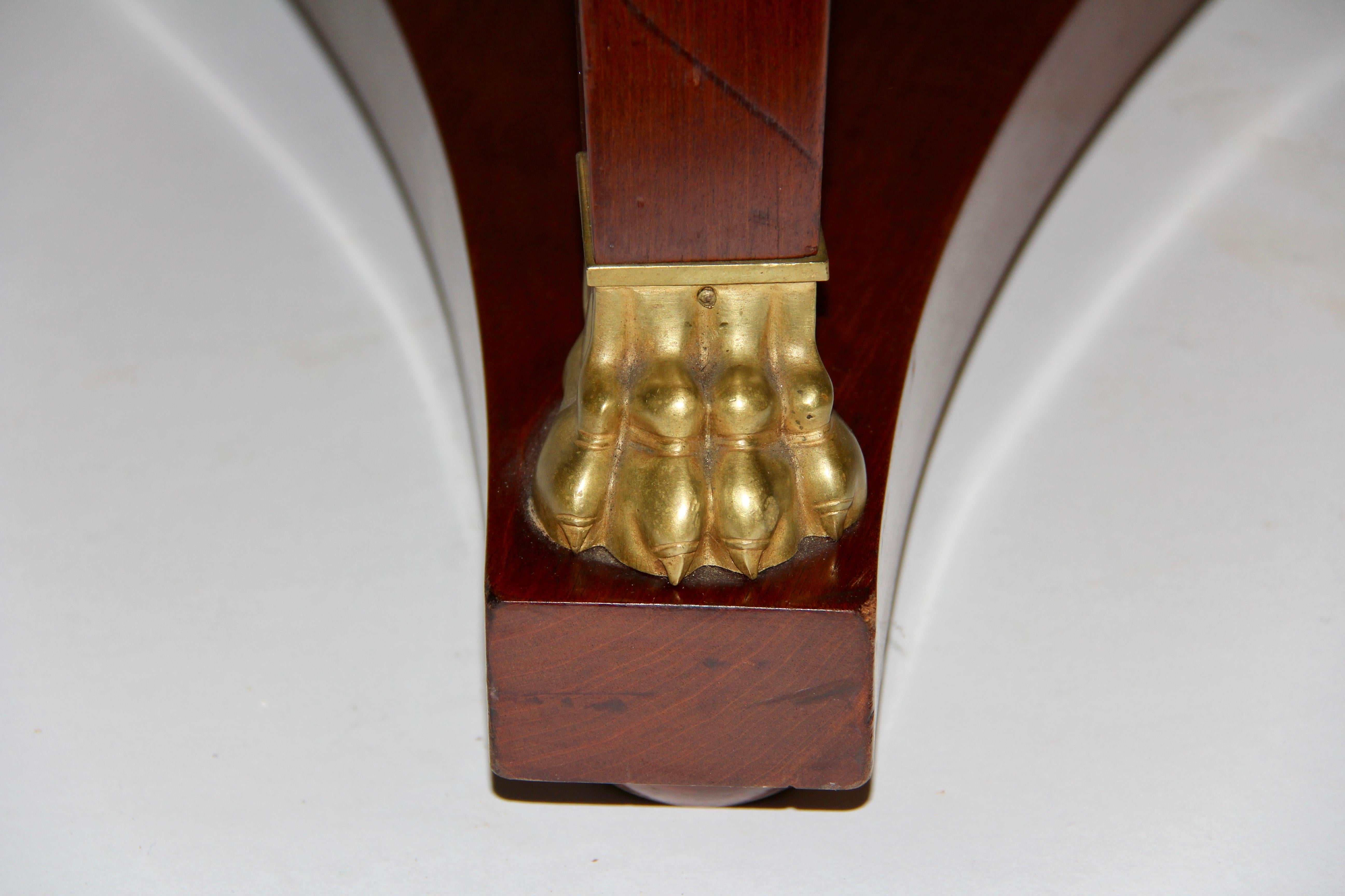 Mesa Guéridon/centro con tapa de mármol verde, montada en ormolu, de estilo Imperio francés Tallado a mano en venta