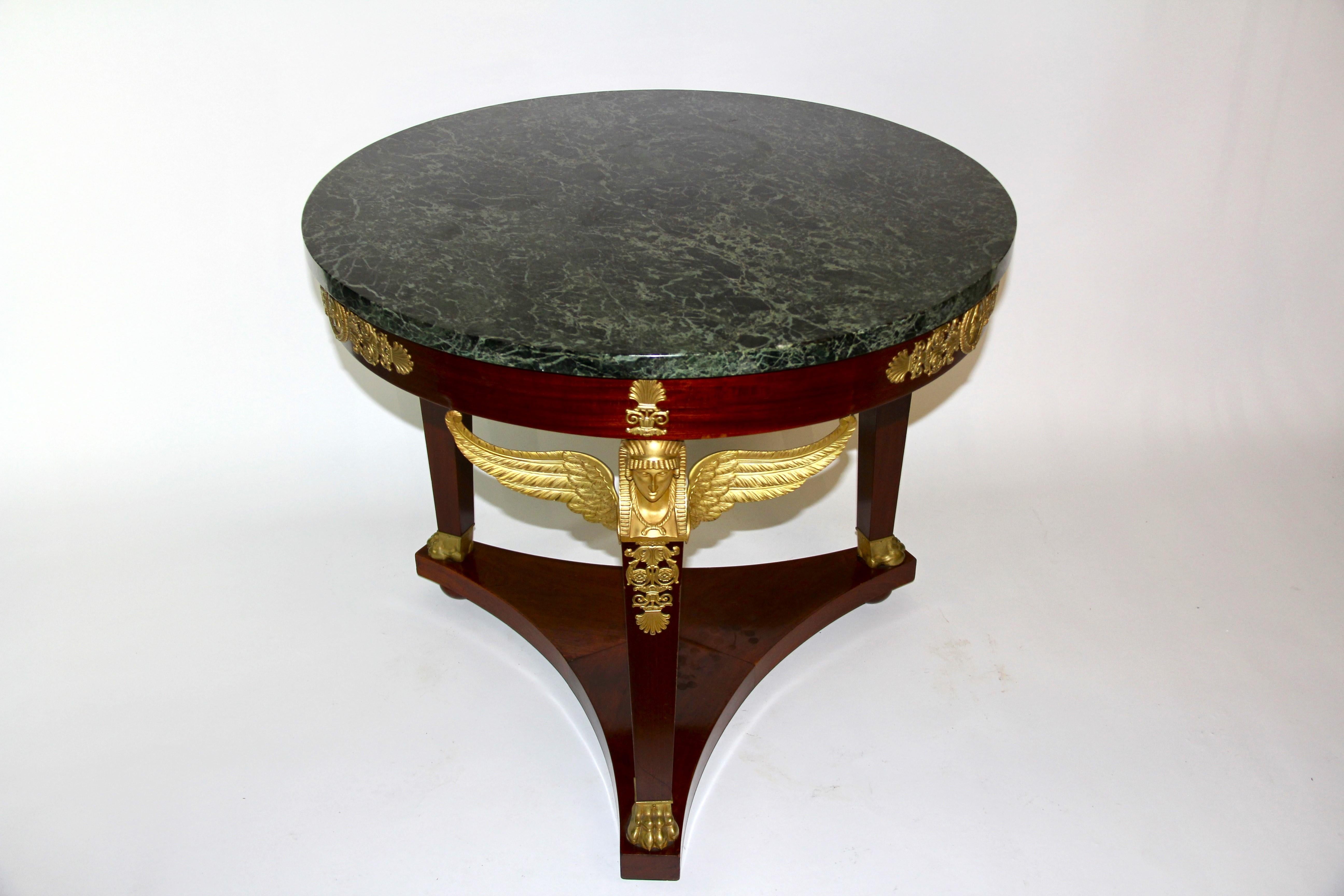 Mesa Guéridon/centro con tapa de mármol verde, montada en ormolu, de estilo Imperio francés en Bueno estado para la venta en New York, NY