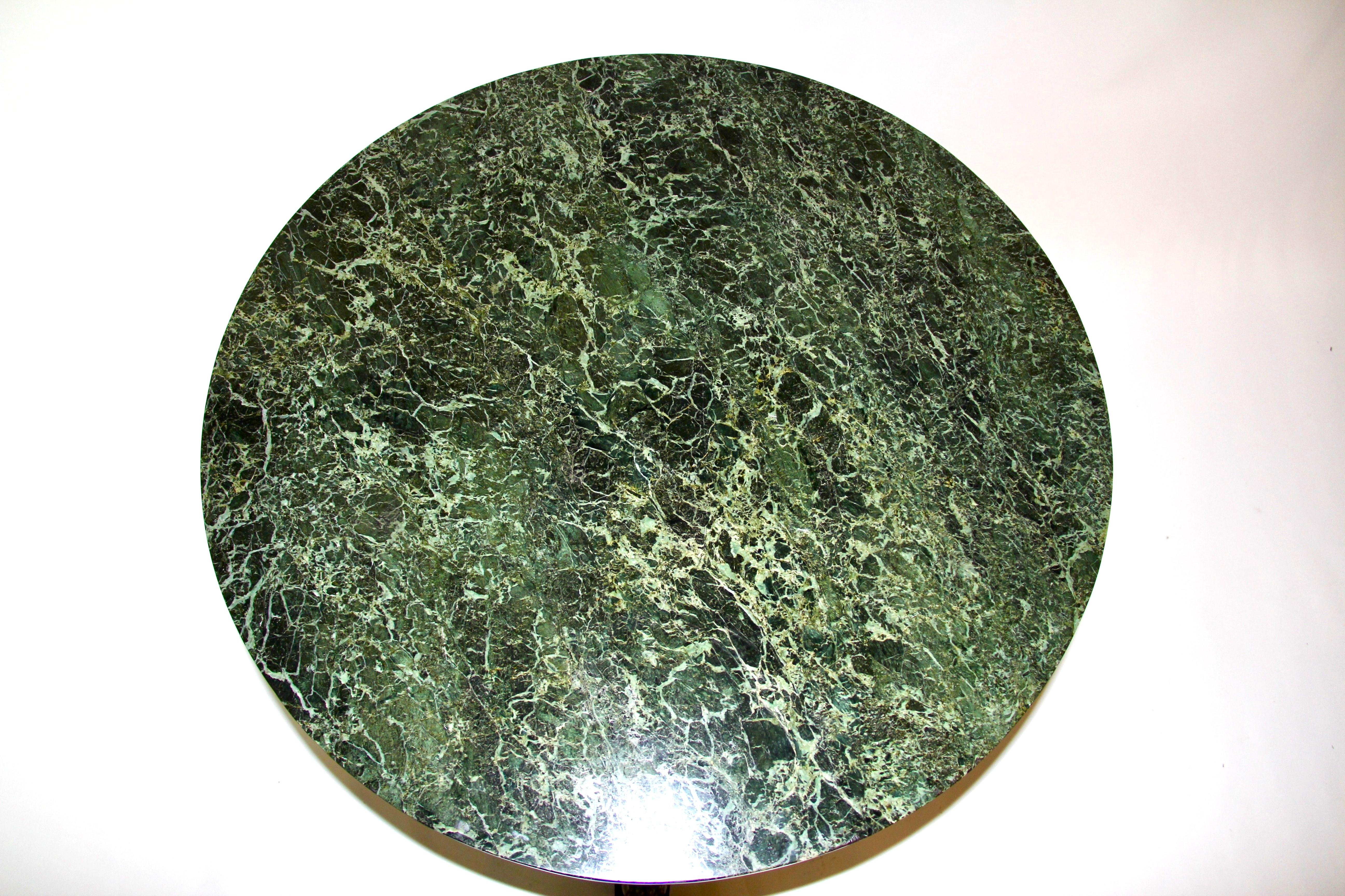 Mesa Guéridon/centro con tapa de mármol verde, montada en ormolu, de estilo Imperio francés principios del siglo XIX en venta