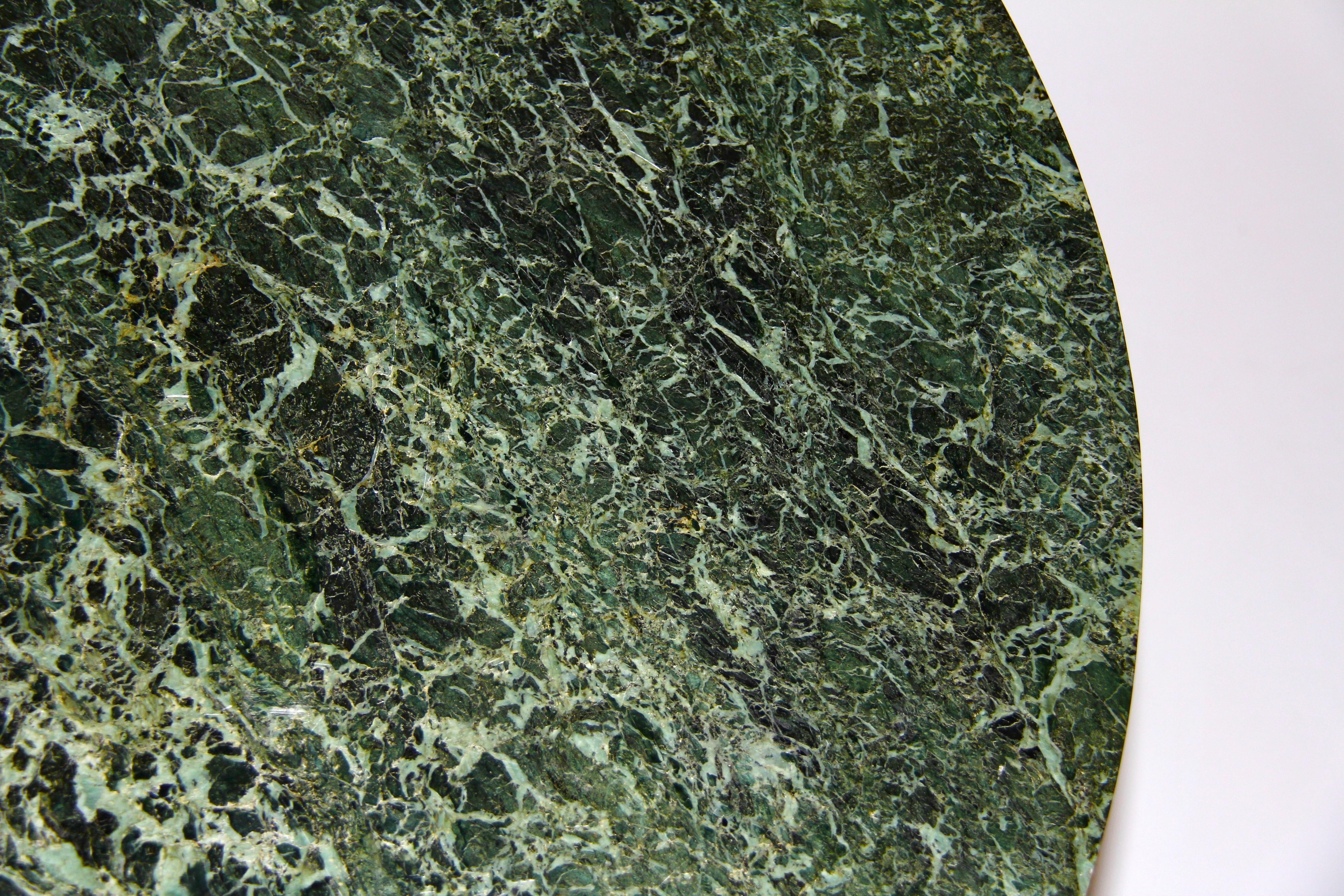 Mesa Guéridon/centro con tapa de mármol verde, montada en ormolu, de estilo Imperio francés Ormolú en venta