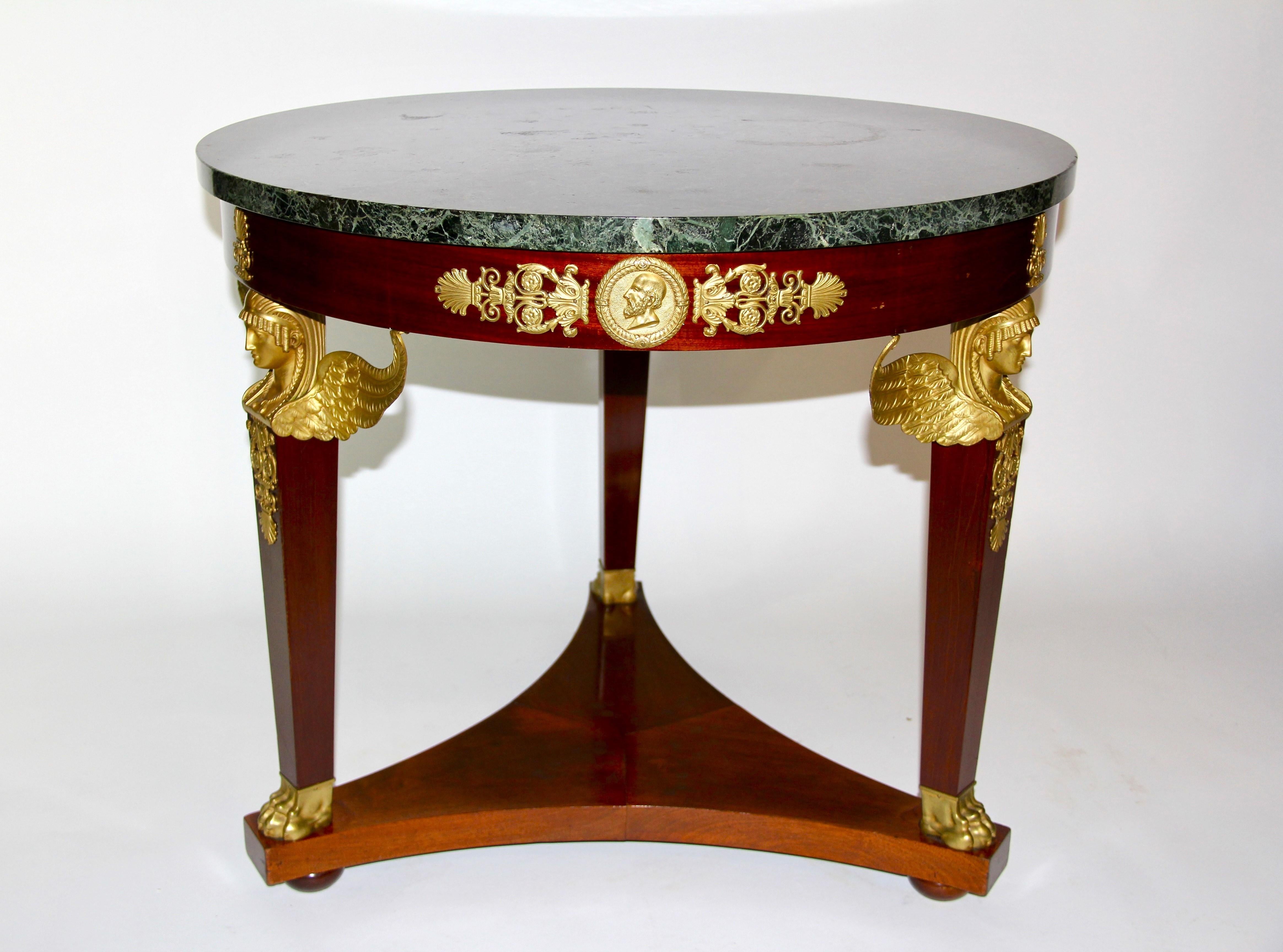 Mesa Guéridon/centro con tapa de mármol verde, montada en ormolu, de estilo Imperio francés en venta 1