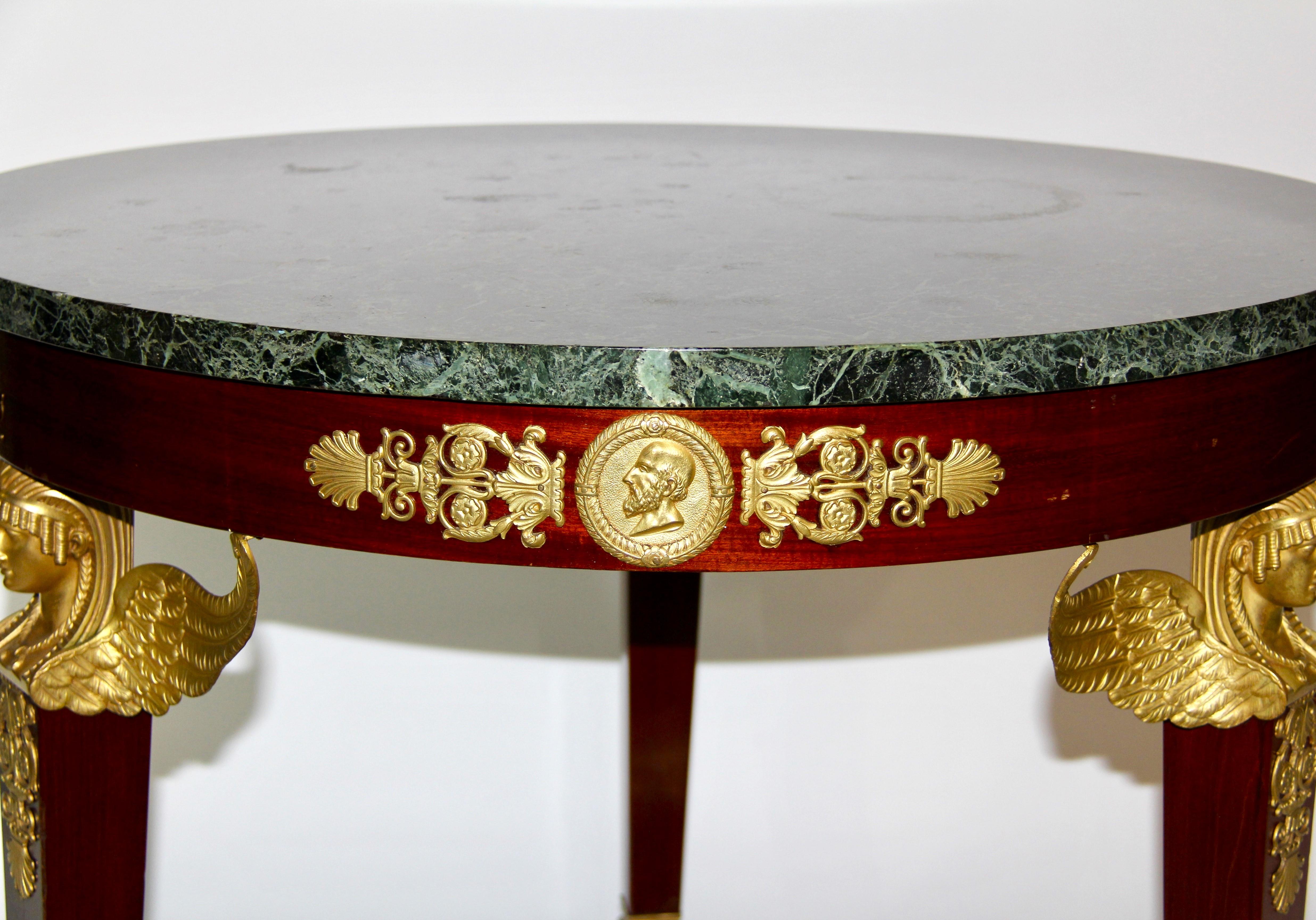 Mesa Guéridon/centro con tapa de mármol verde, montada en ormolu, de estilo Imperio francés en venta 2