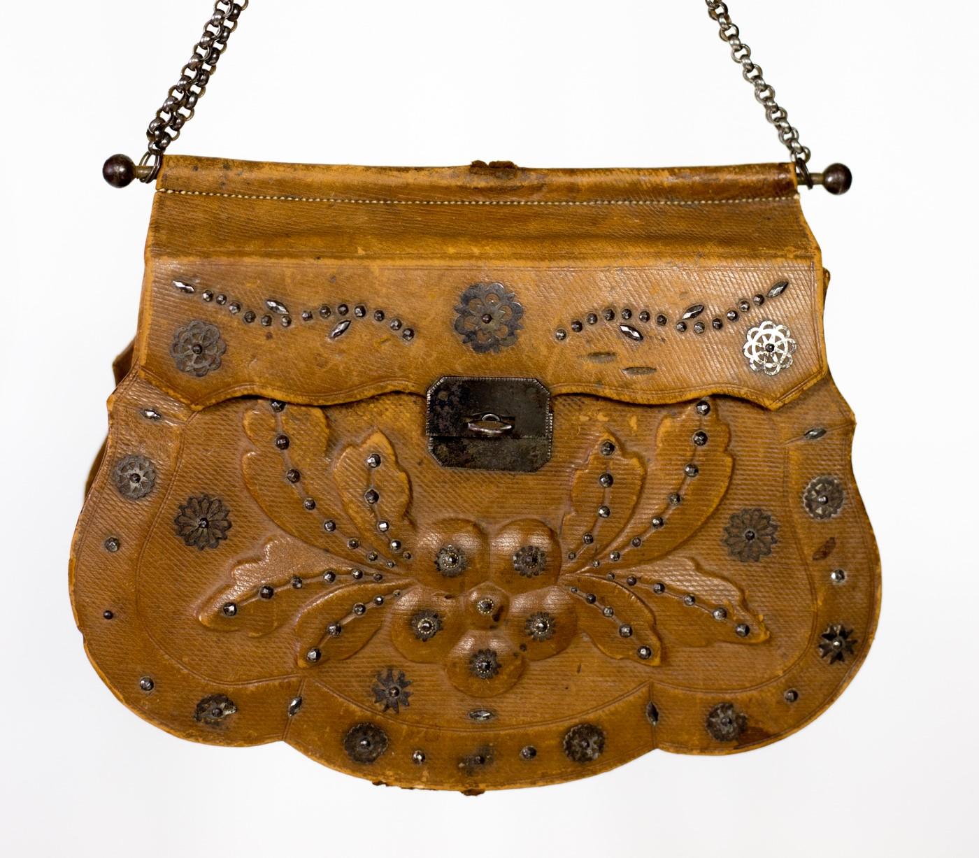 Circa 1795/1815
France

Rare Violin-shaped reticule in embossed morocco, sequins and polished steel beads, complete with its original chain and dating from the first quarter of the 19th century. Rigid frame with cardboard flap covered in leather