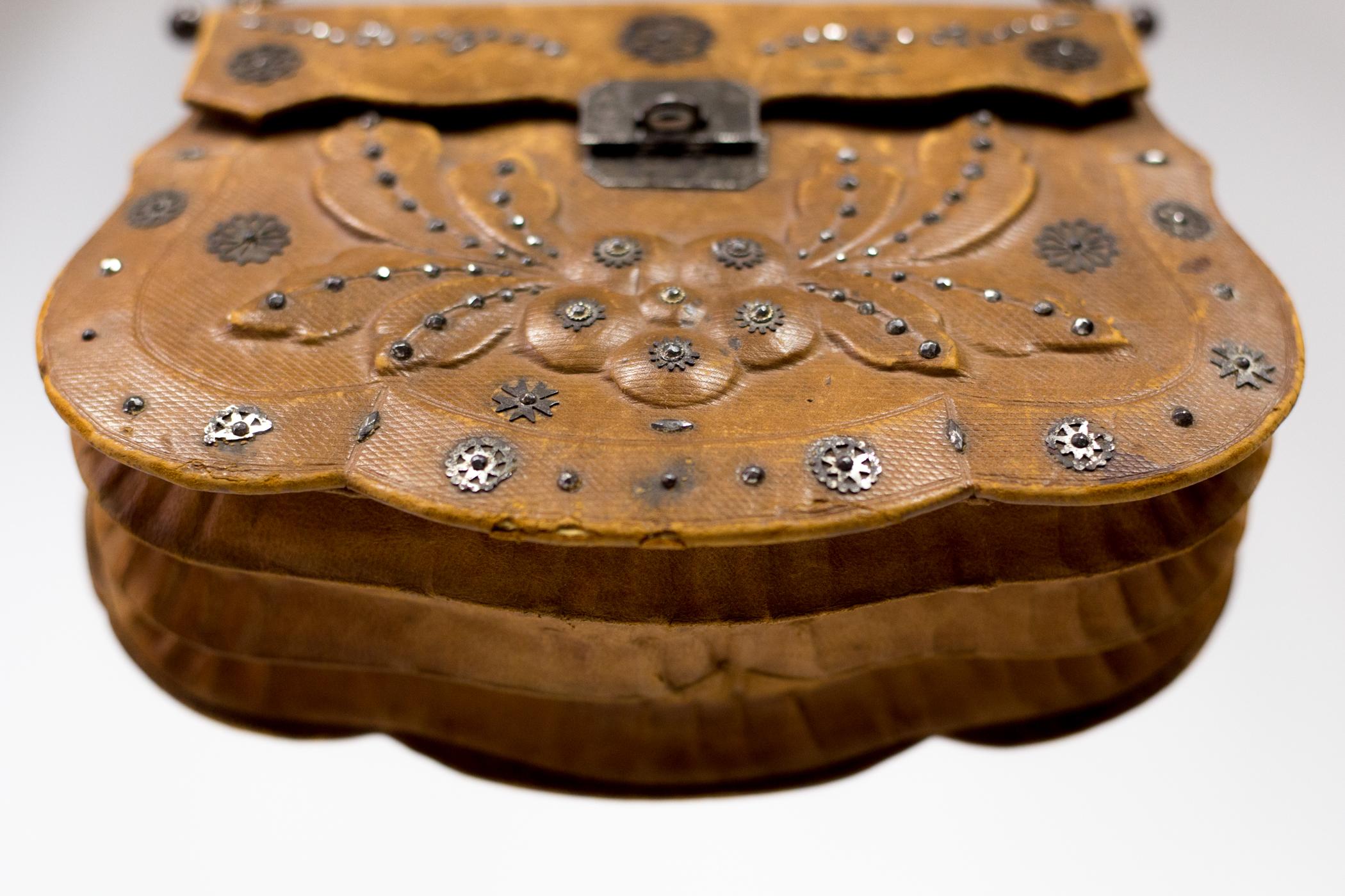 A French Empire Reticule in Leather and Steel beads - France Circa 1795-1815 In Good Condition In Toulon, FR