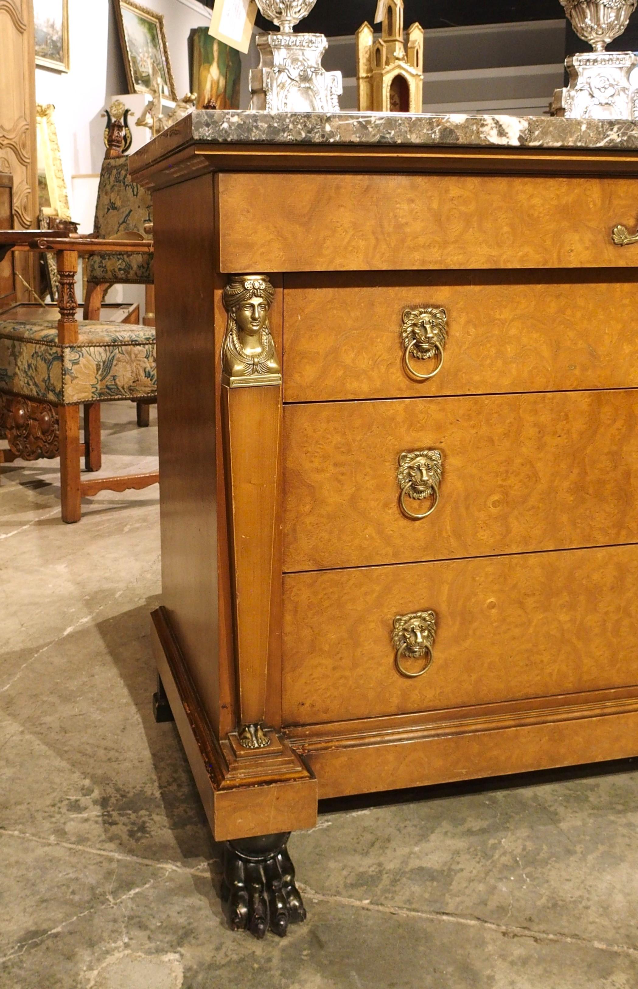 Ulteriori informazioni in arrivo...

Risalente al 1900 circa, i motivi di questa commode con piano in marmo e decorazioni dorate sono decisamente in stile Impero.  I mobili in stile Empire francese sono stati fortemente influenzati dalle civiltà