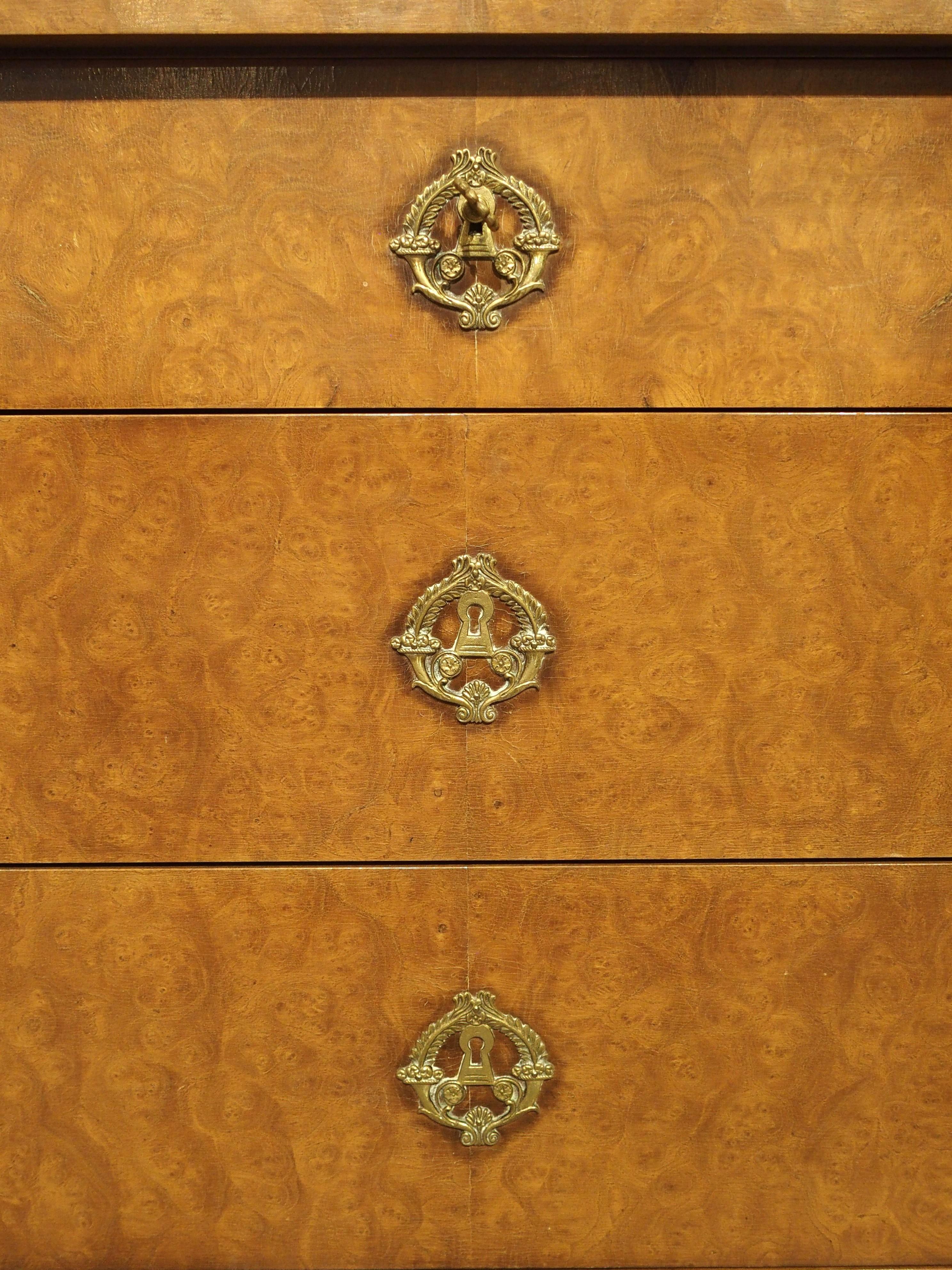 Francese Commode in stile Impero francese con piano in marmo e montature dorate, CIRCA 1900 in vendita