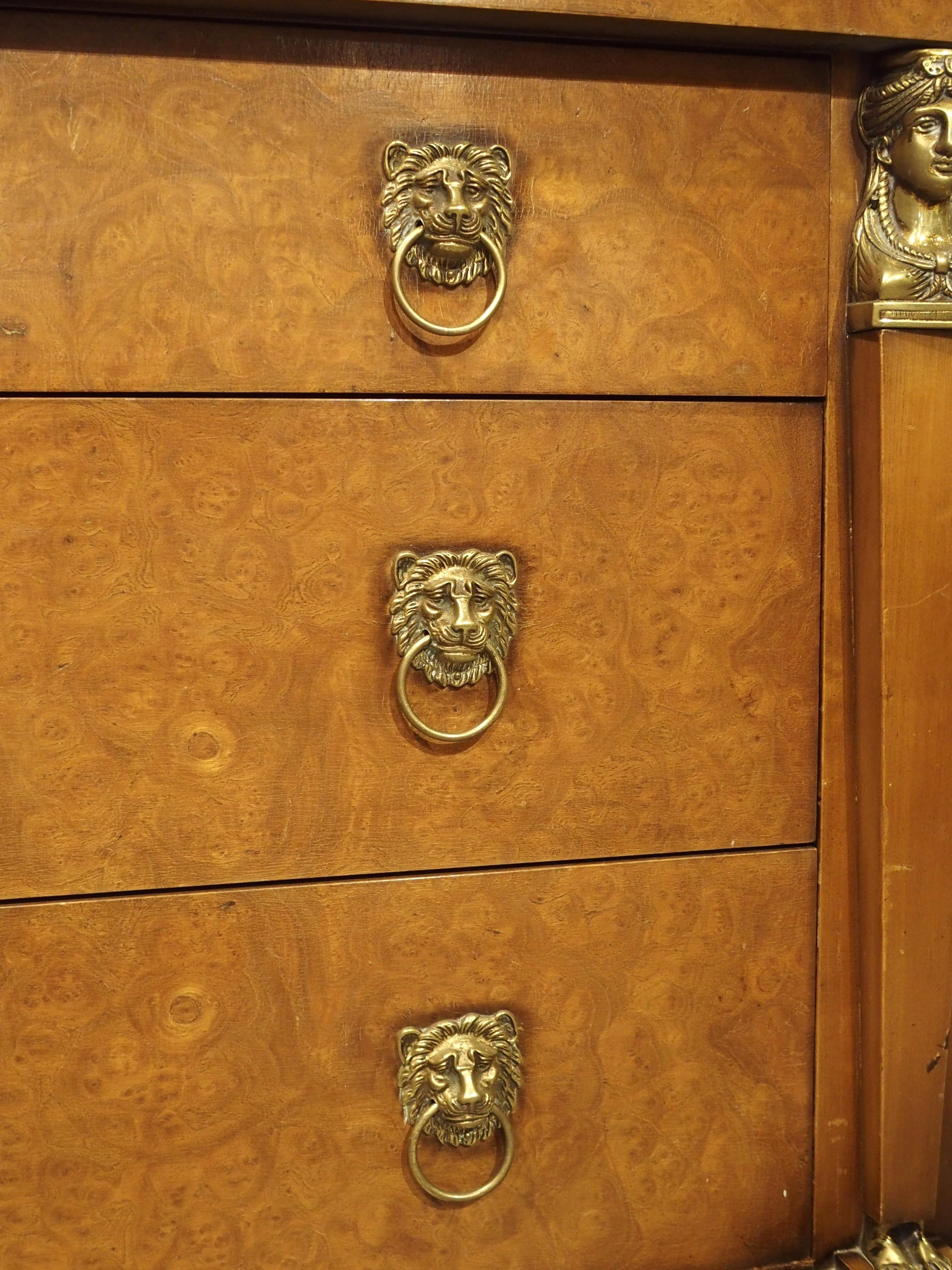 Intagliato a mano Commode in stile Impero francese con piano in marmo e montature dorate, CIRCA 1900 in vendita