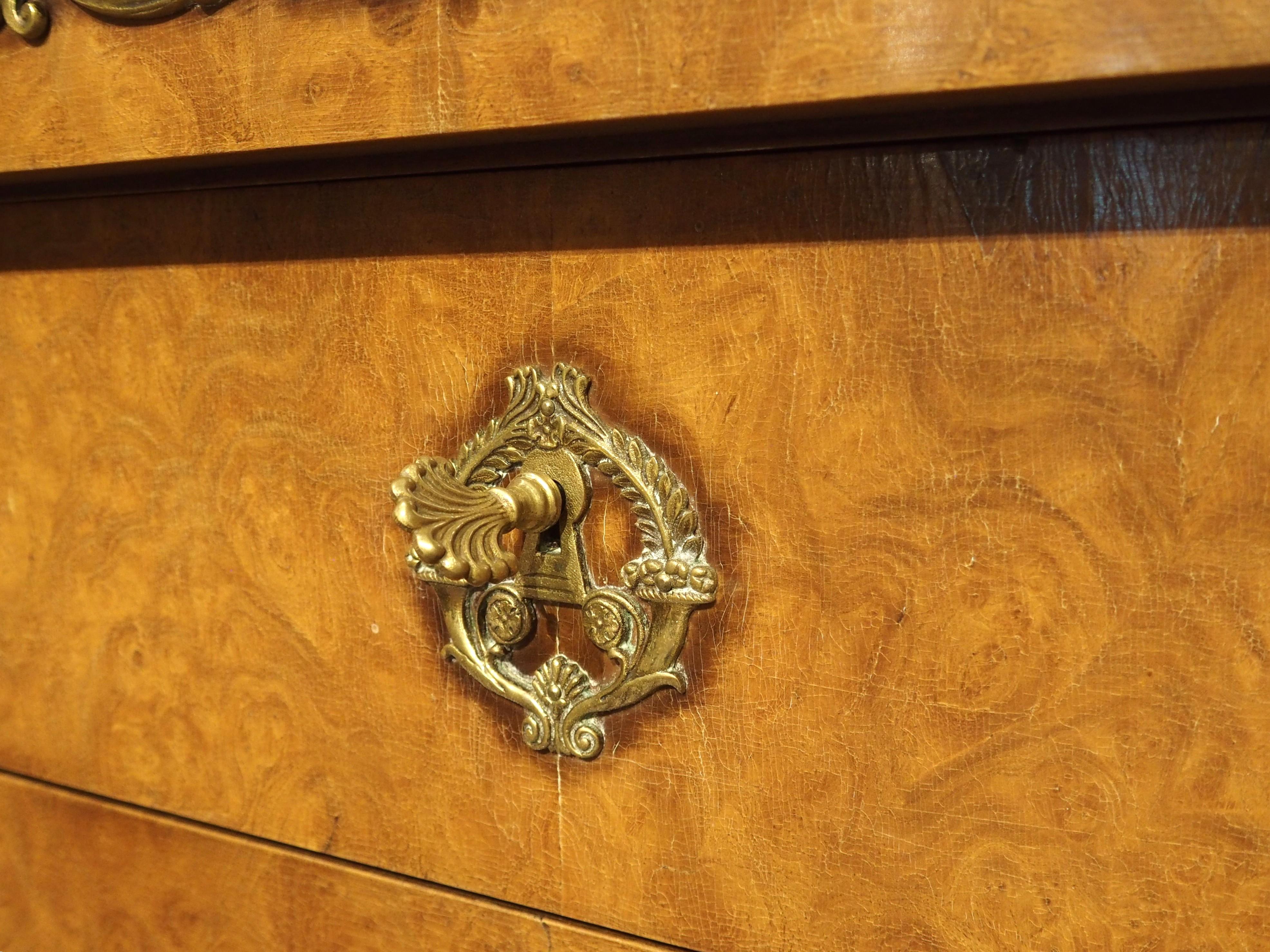 Inizio XX secolo Commode in stile Impero francese con piano in marmo e montature dorate, CIRCA 1900 in vendita