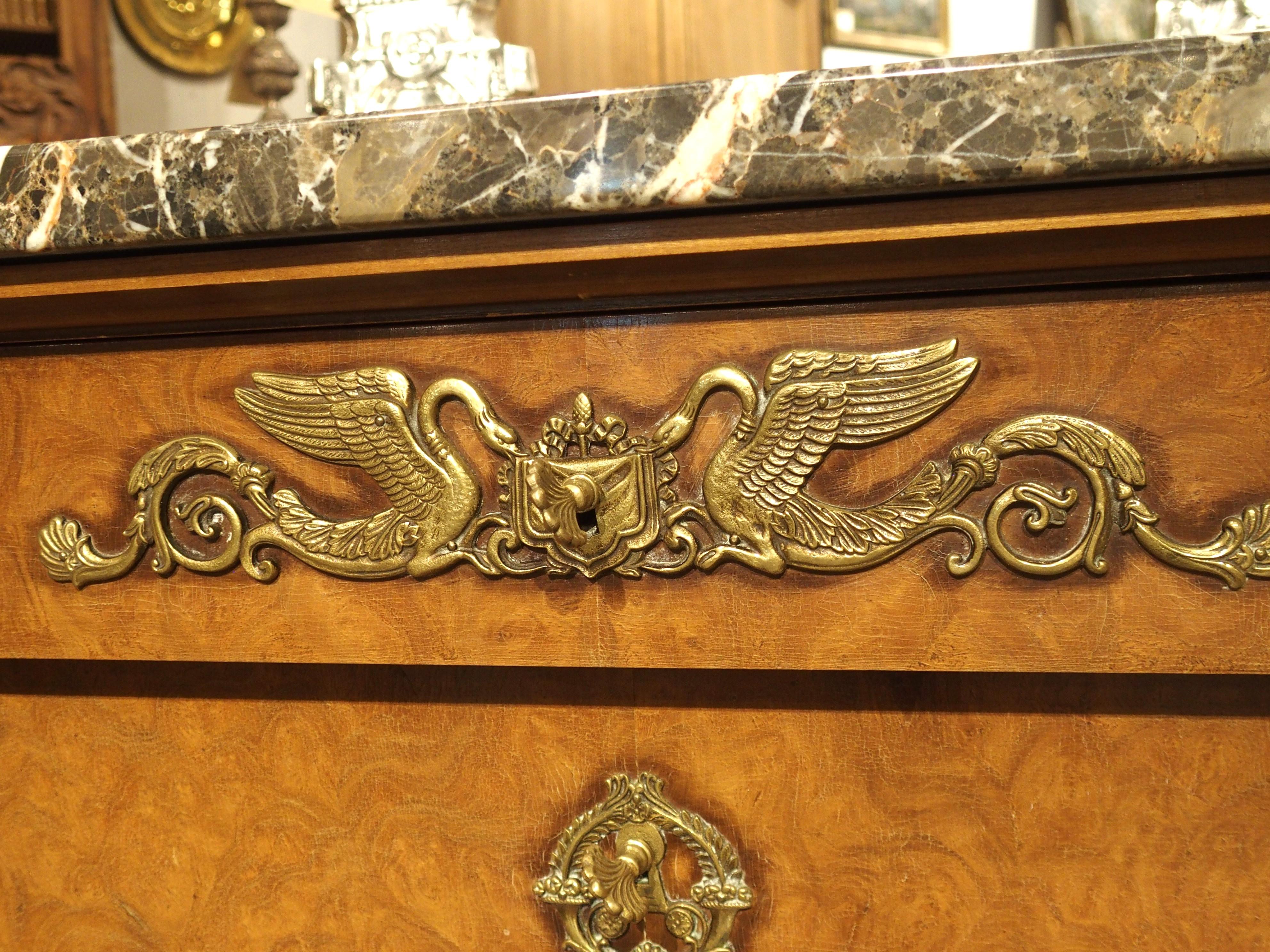 Metallo Commode in stile Impero francese con piano in marmo e montature dorate, CIRCA 1900 in vendita