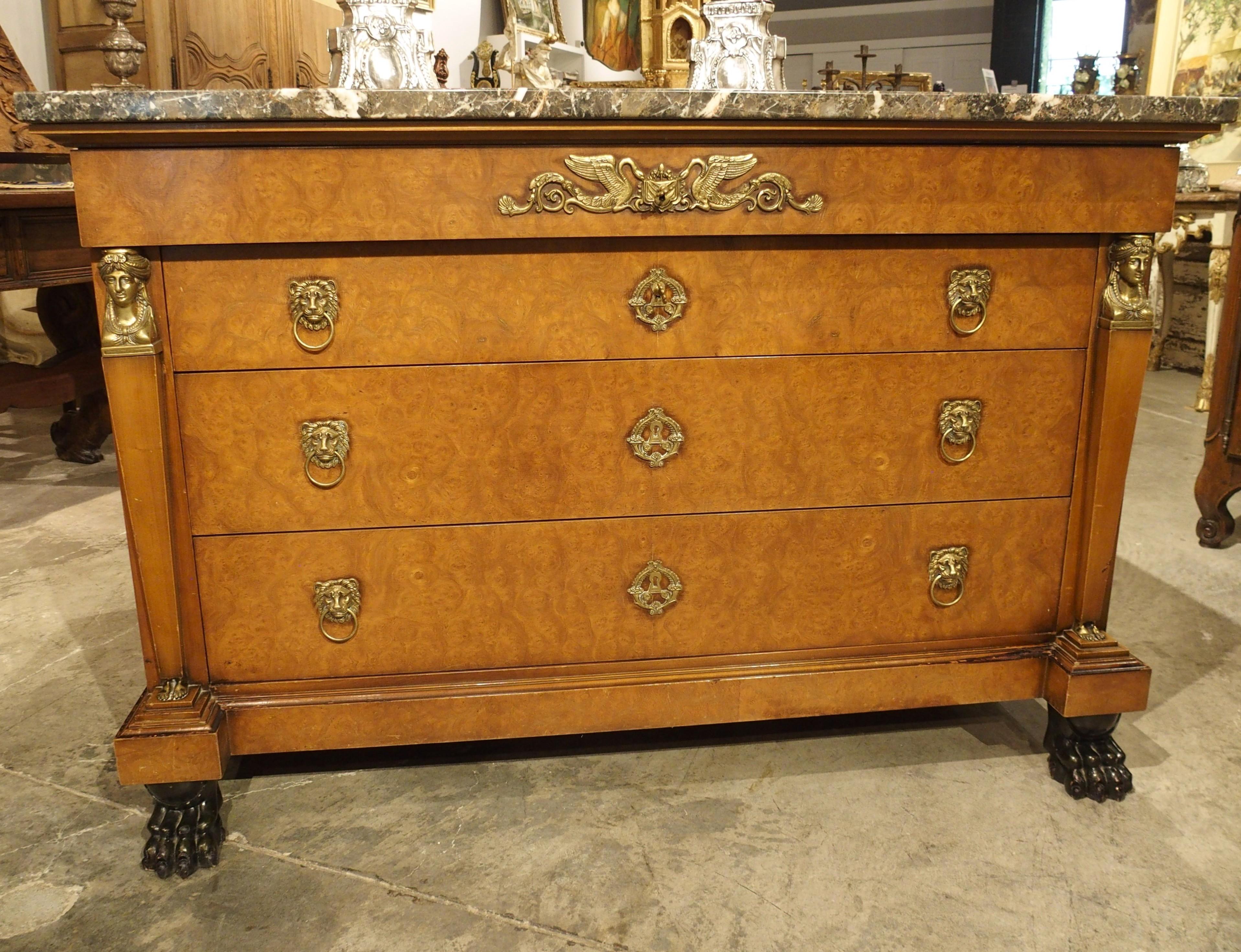 Carved Commodes et coffres à tiroirs