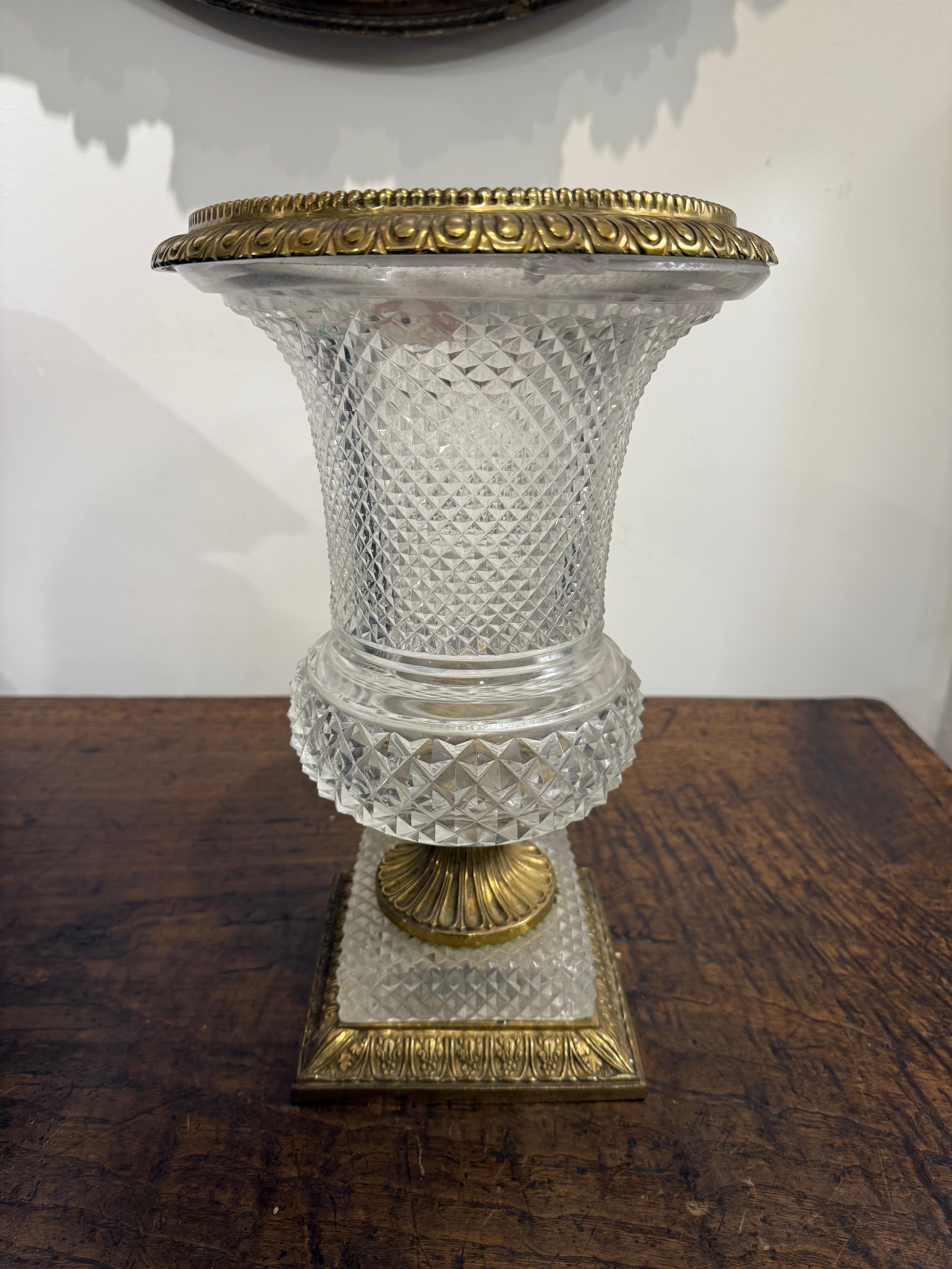 Urna de cristal tallado y bronce d'Oré de estilo Imperio francés, S. XIX Hecho a mano en venta