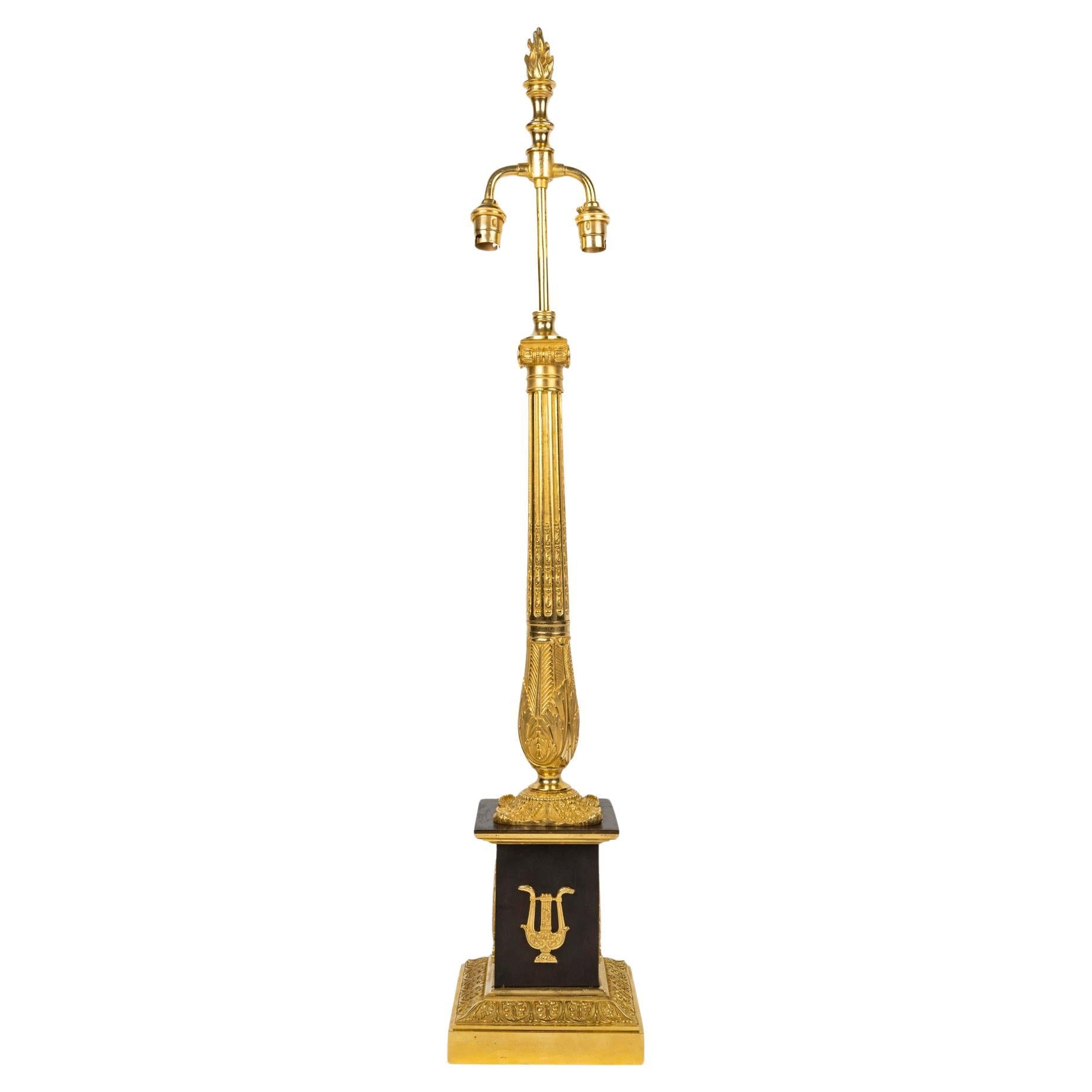 Lámpara francesa de estilo Imperio Finales del siglo XIX

Lámpara de pie francesa de bronce patinado dorado y parcelado
En forma de columna jónica griega
El tallo acanalado con capitel foliado sobre una base cuadrada de bronce patinado 
Decorado con