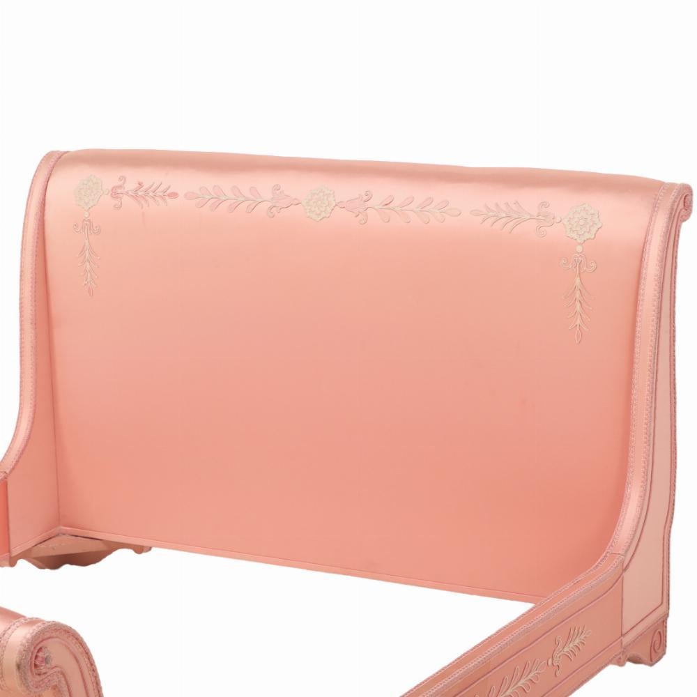 20ième siècle Lit traîneau de style Empire français peint et tapissé de manière complète. en vente