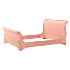 Ein gemaltes und gepolstertes Schlittenbett im französischen Empire-Stil in voller Größe.