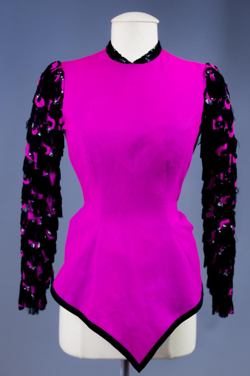Boléro de soirée français en laine Fuschia brodé de paillettes Circa 1940 en vente 6