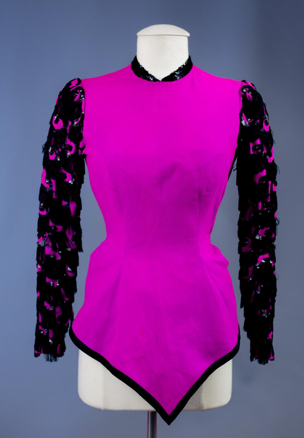 Boléro de soirée français en laine Fuschia brodé de paillettes Circa 1940 en vente 7