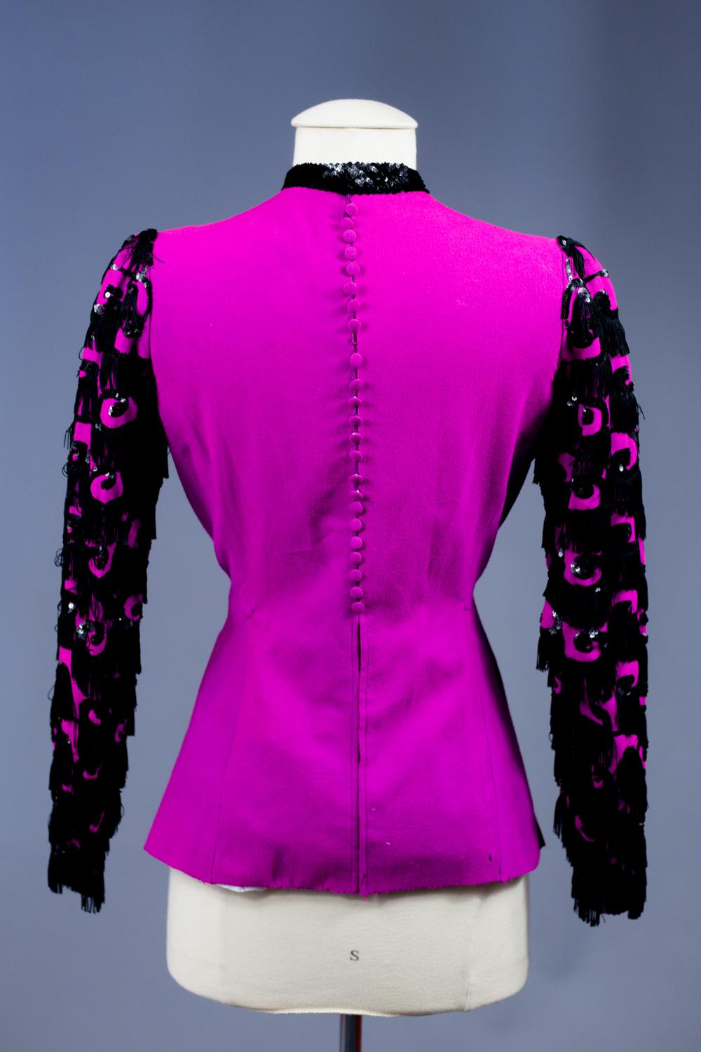 A French Evening Bolero In Fuschia Wool Embroidered With Sequins Circa 1940 In Good Condition For Sale In Toulon, FR
