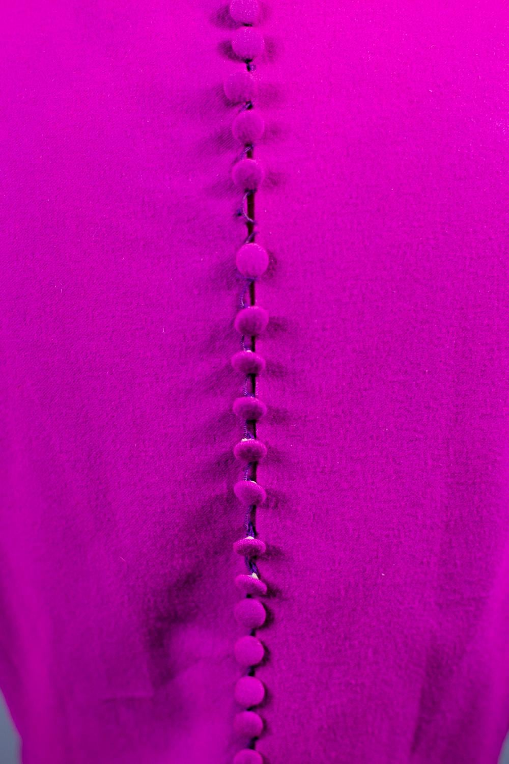 Boléro de soirée français en laine Fuschia brodé de paillettes Circa 1940 en vente 1