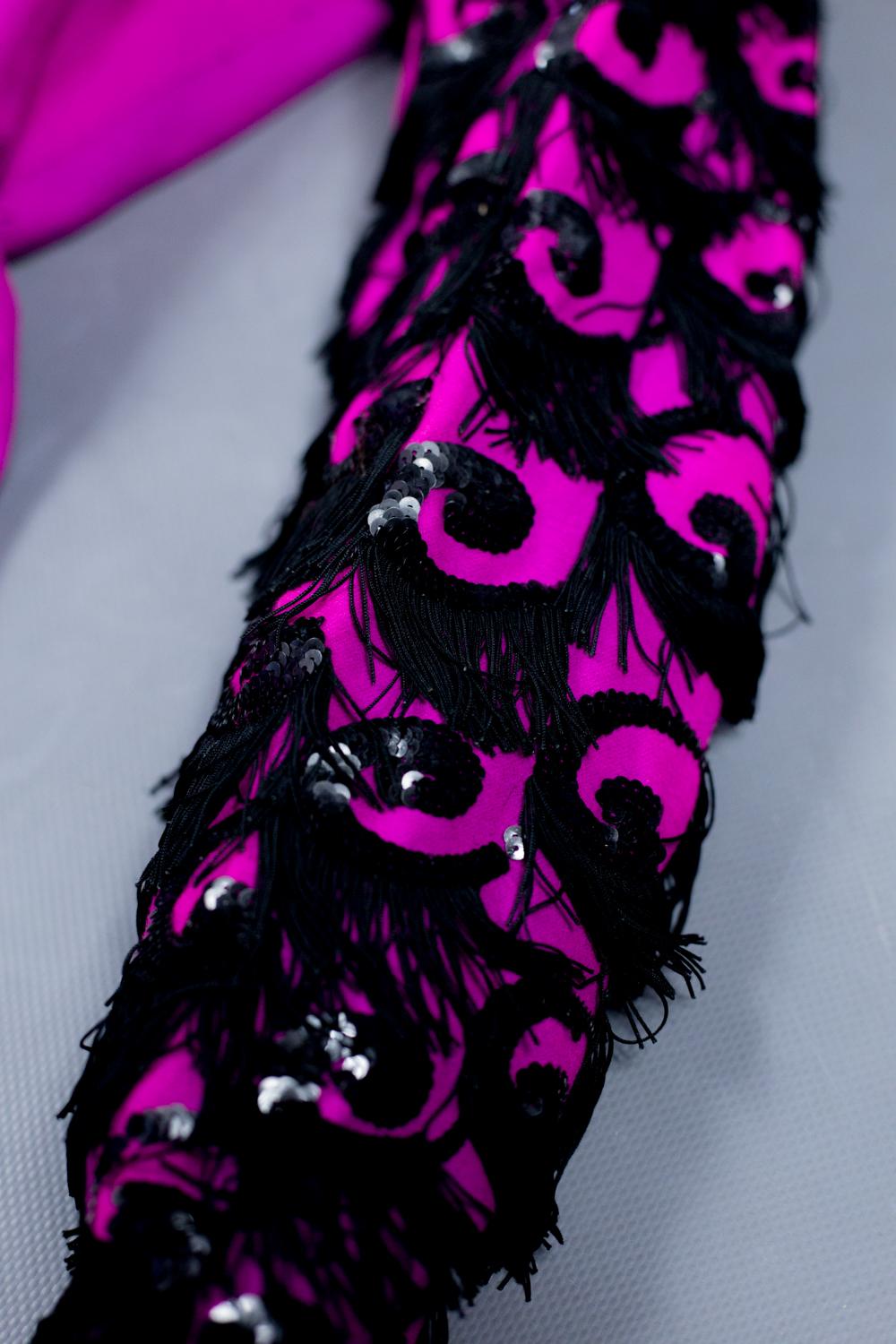 Boléro de soirée français en laine Fuschia brodé de paillettes Circa 1940 en vente 4