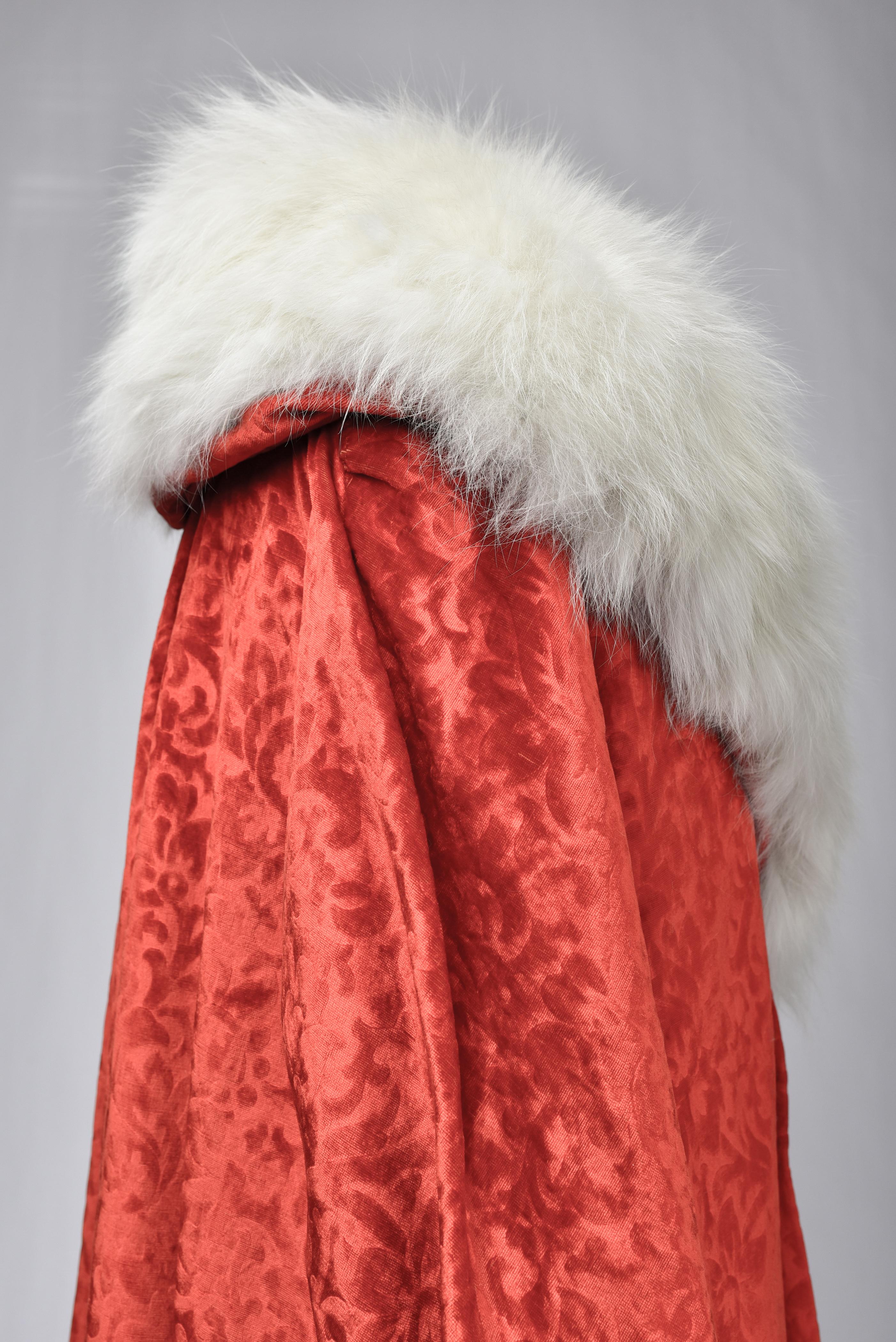 Un cappotto da sera francese in velluto e volpe bianca siberiana Circa 1930 in vendita 7